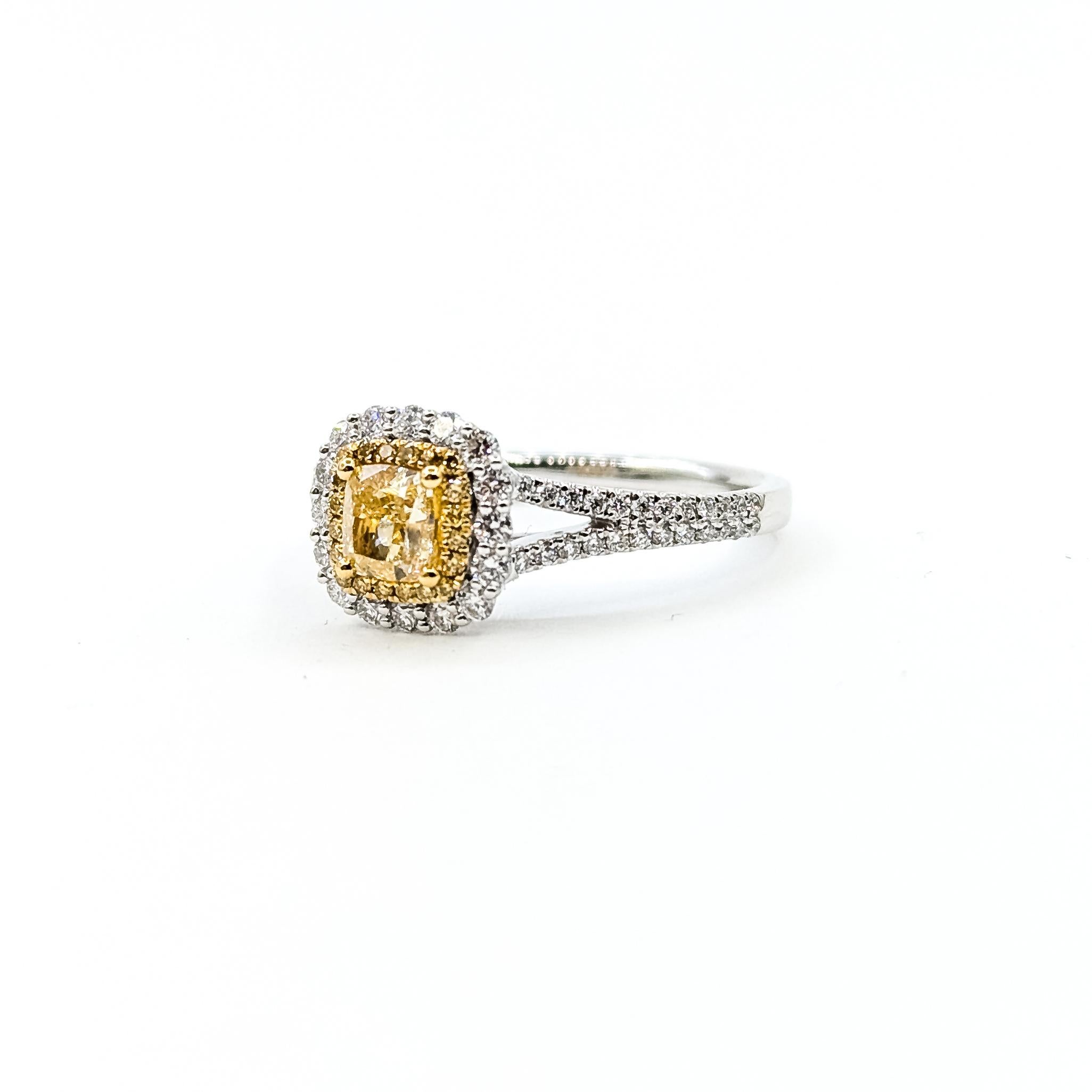 Contemporain Refined Halo Diamond Ring in 18k white gold en vente