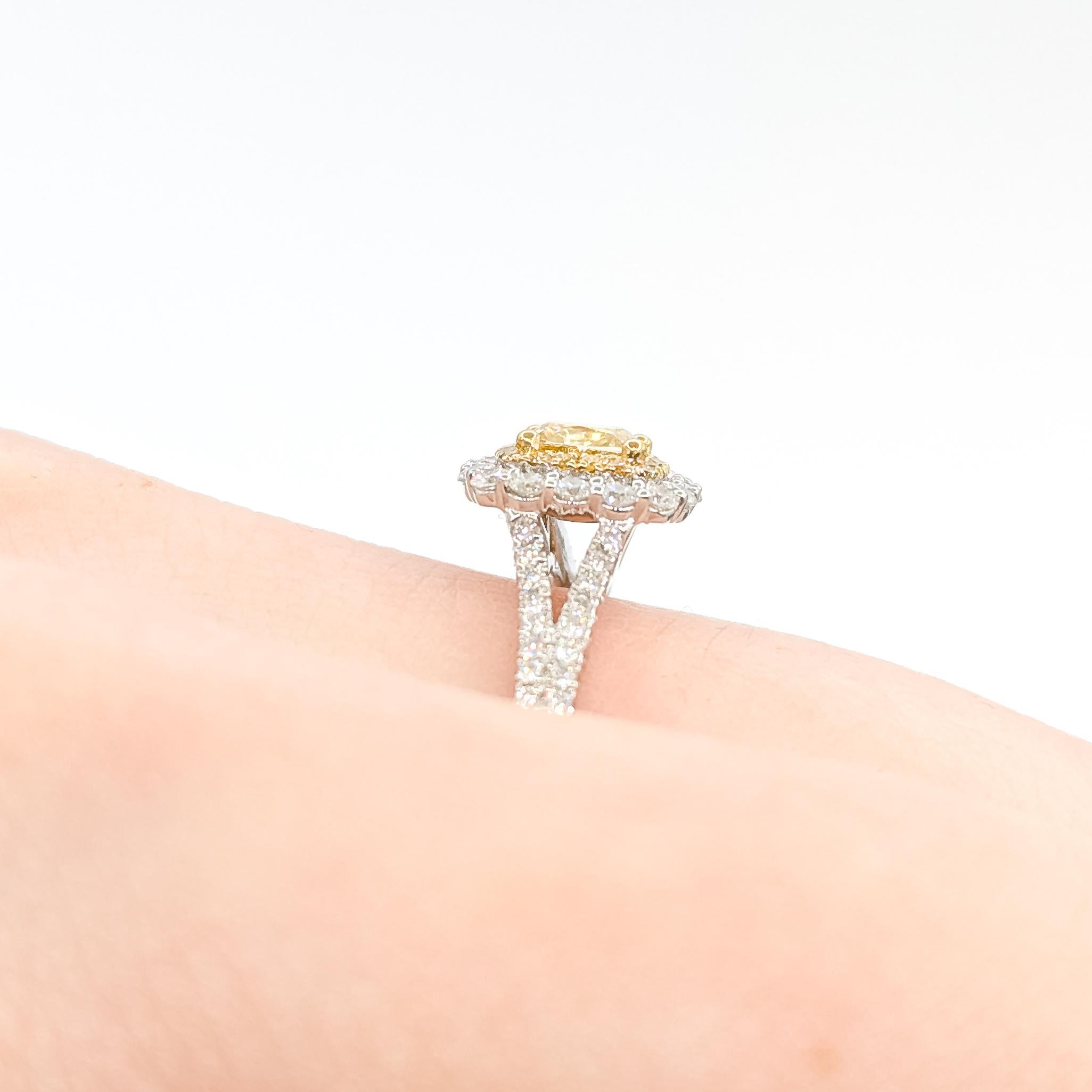 Refined Halo Diamond Ring in 18k white gold Pour femmes en vente