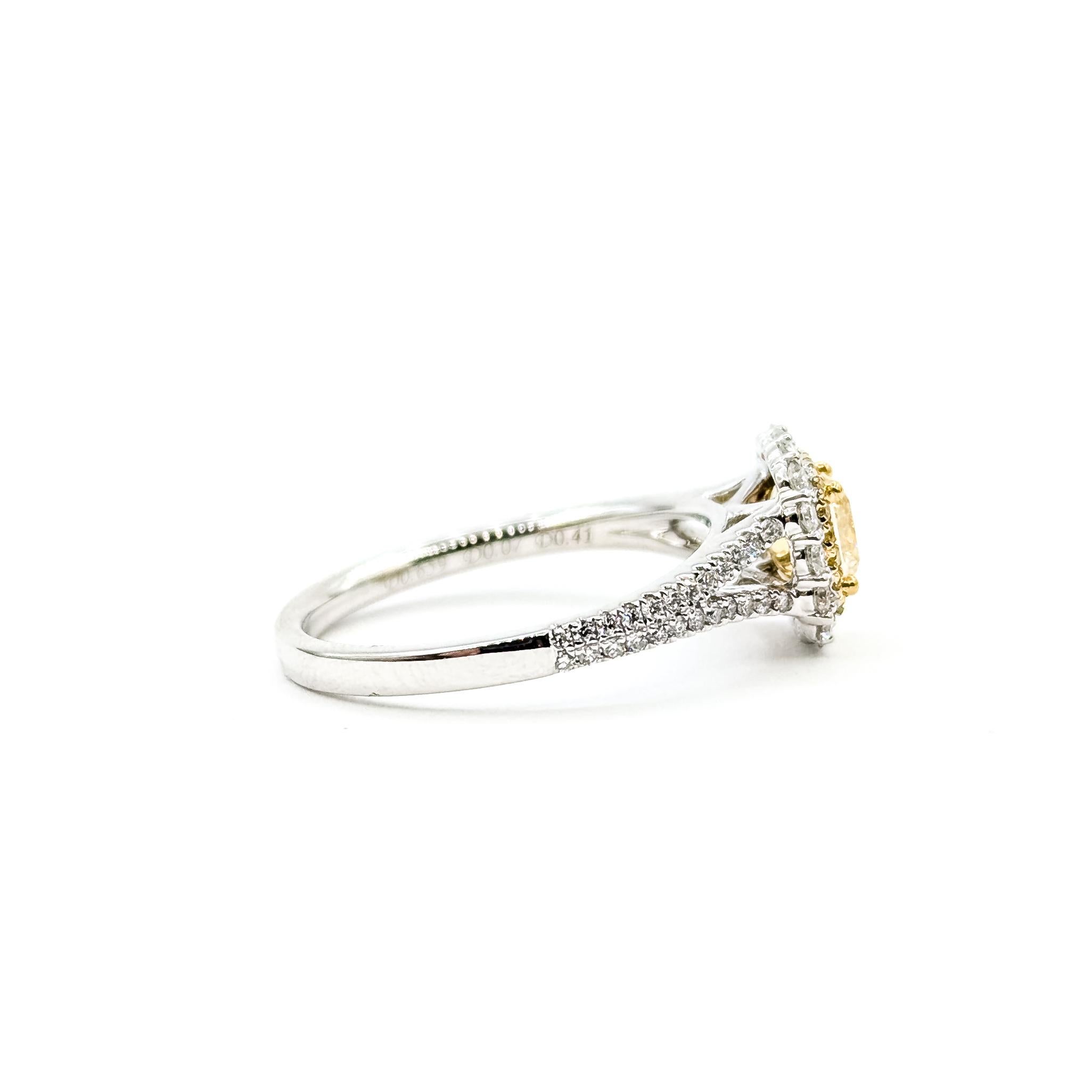 Refined Halo Diamond Ring in 18k white gold en vente 1