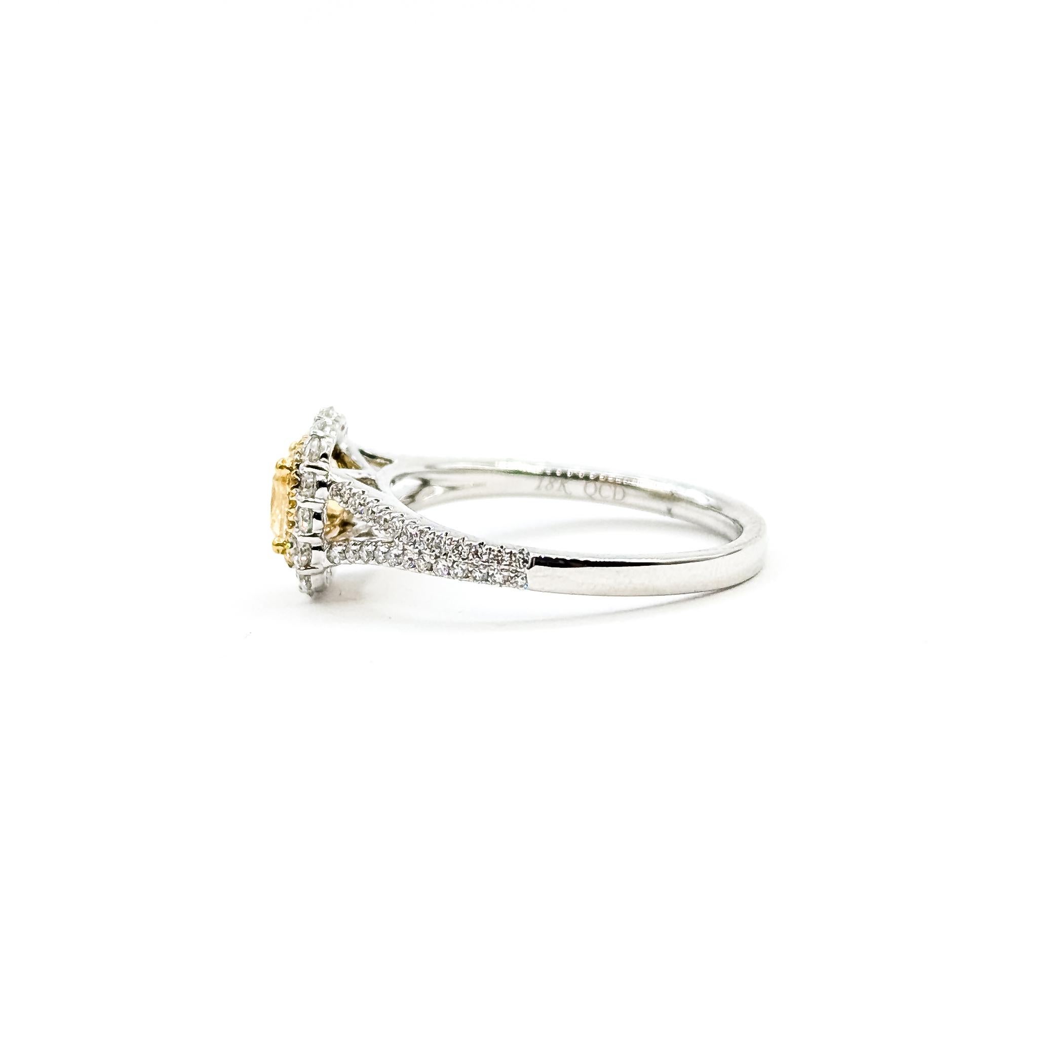 Refined Halo Diamond Ring in 18k white gold en vente 3