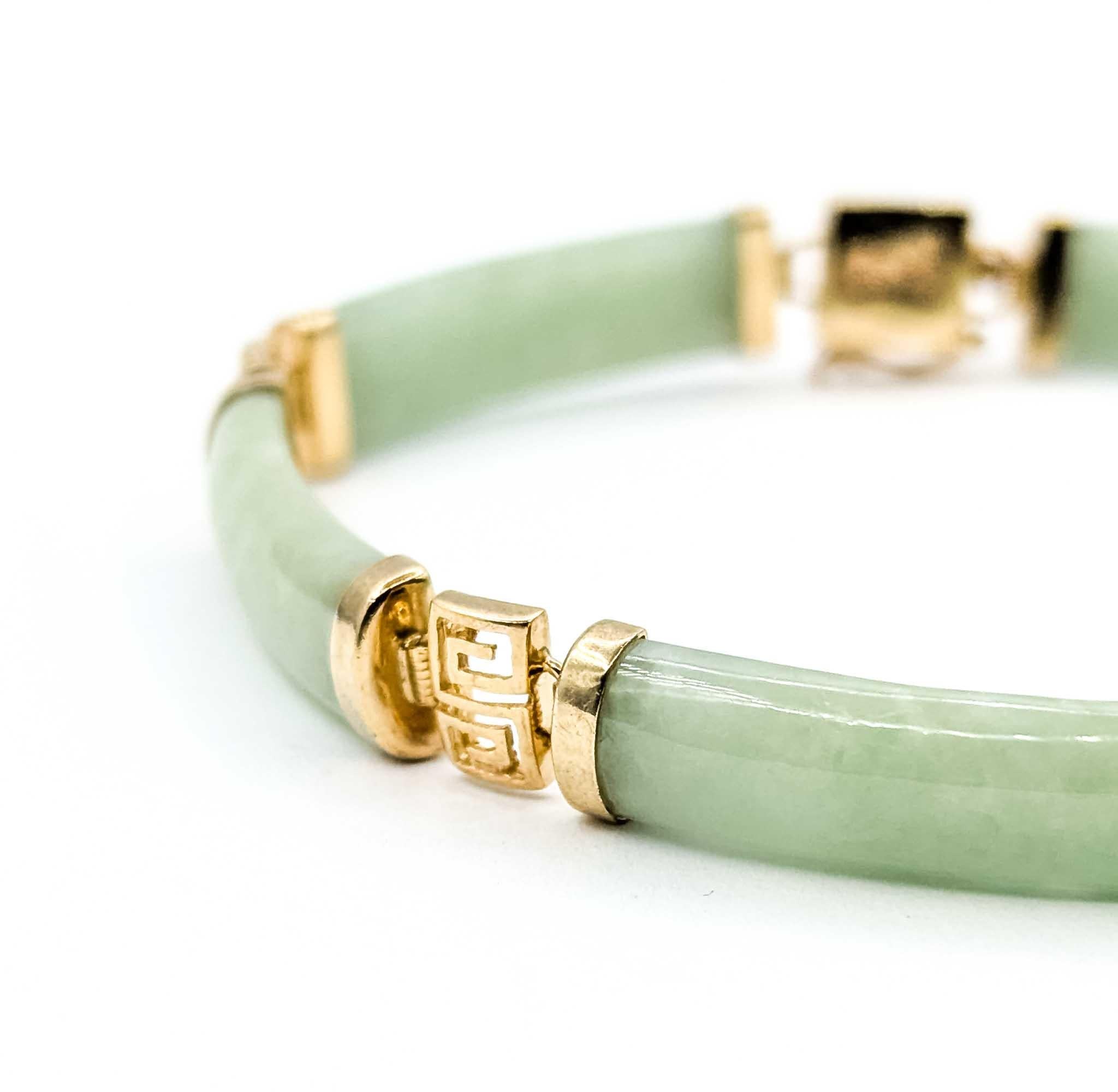 Ce bracelet en or jaune 14 carats est orné de jade et d'un chaton serti de barres.

Le bracelet mesure environ 8 pouces. Les dimensions supplémentaires sont d'environ 7,5 mm et le poids de 15,7 grammes.

225090024