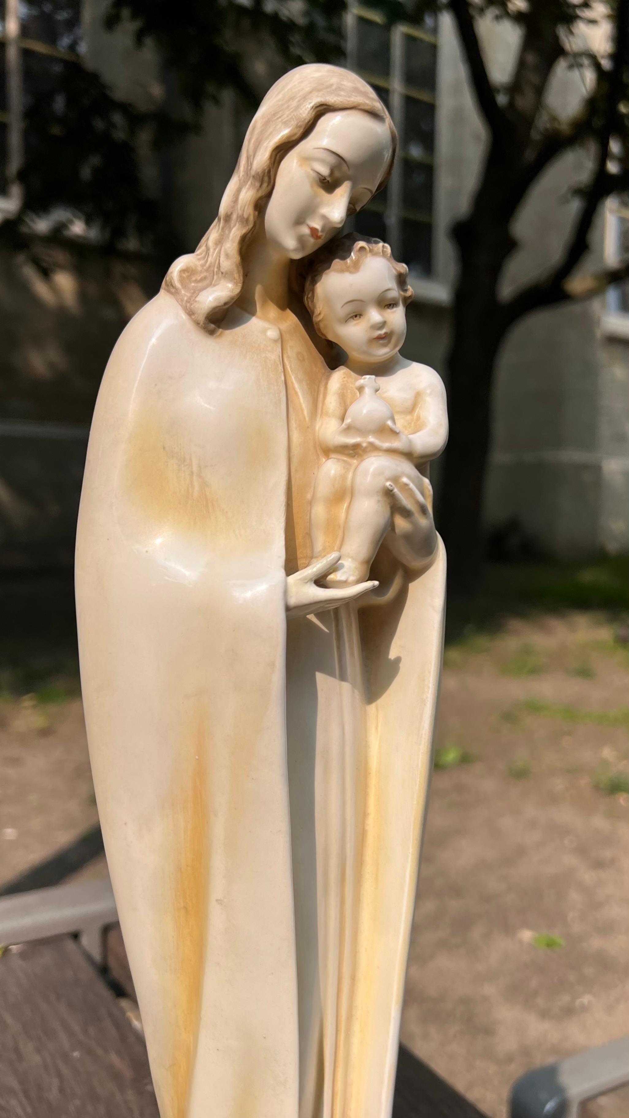 Refined Madonna and Child Statue – c. 1950 – West Germany – Signed HM im Zustand „Gut“ im Angebot in Antwerp, BE