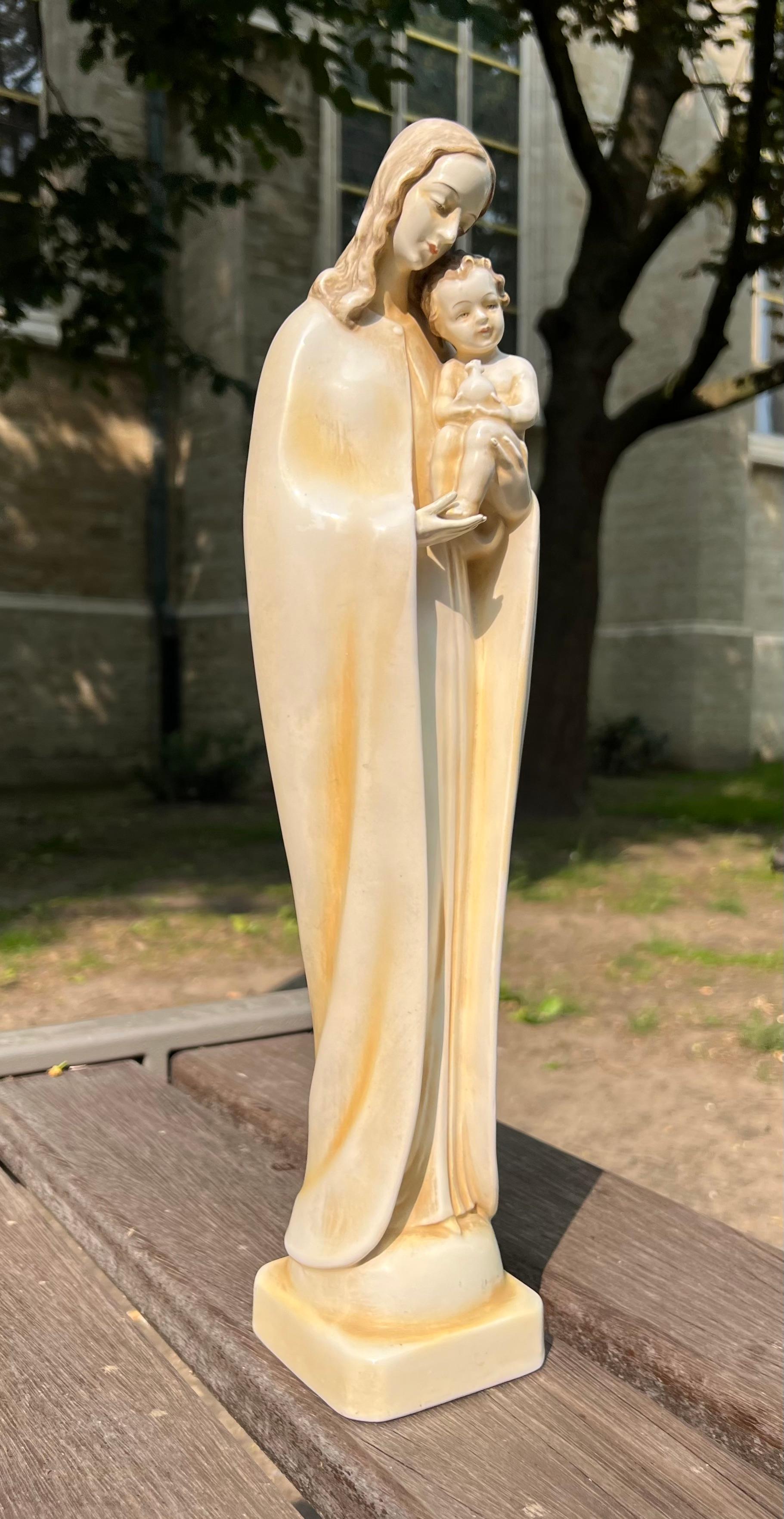 Refined Madonna and Child Statue – c. 1950 – West Germany – Signed HM (20. Jahrhundert) im Angebot