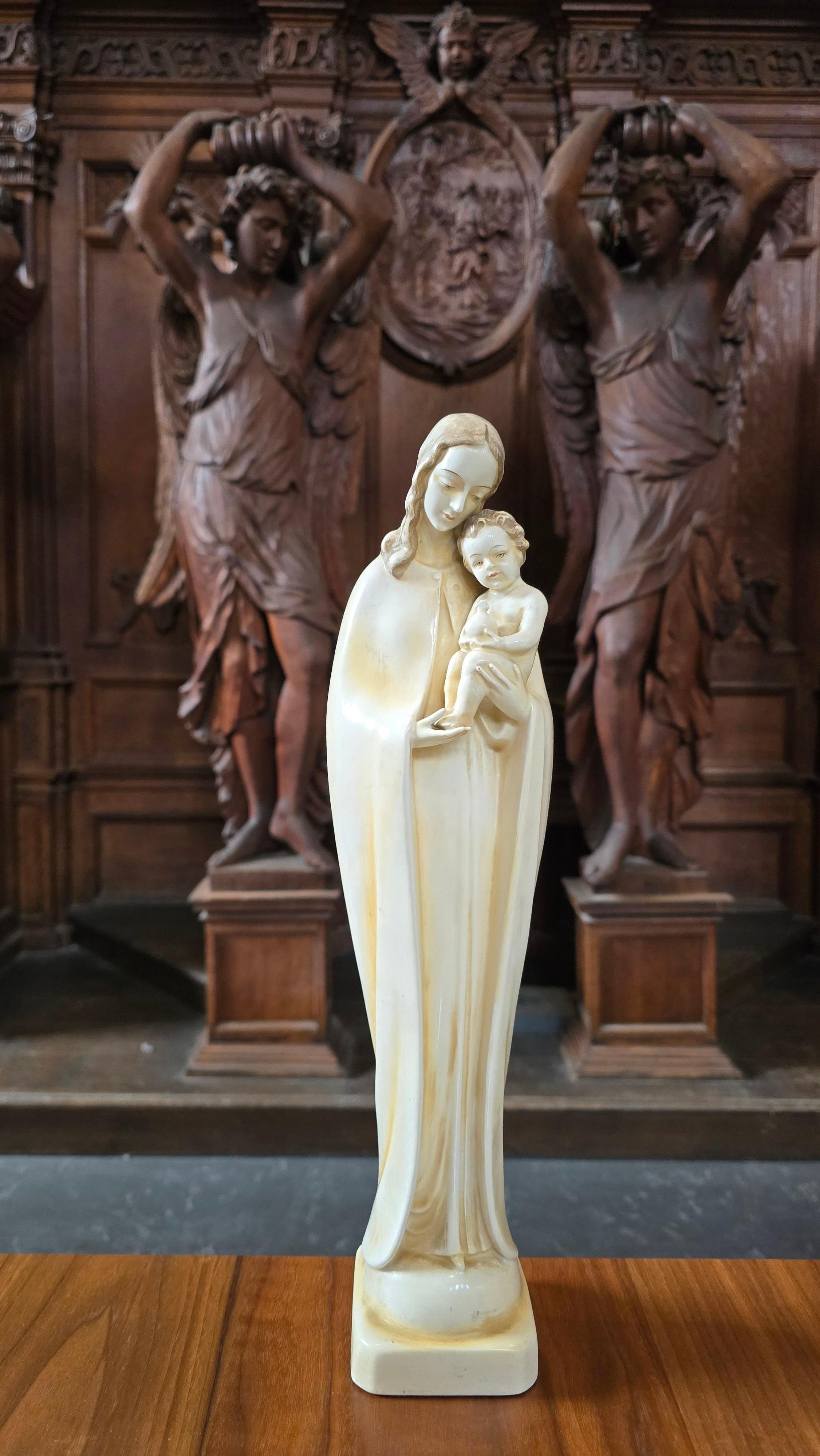Refined Madonna and Child Statue – c. 1950 – West Germany – Signed HM (Keramik) im Angebot