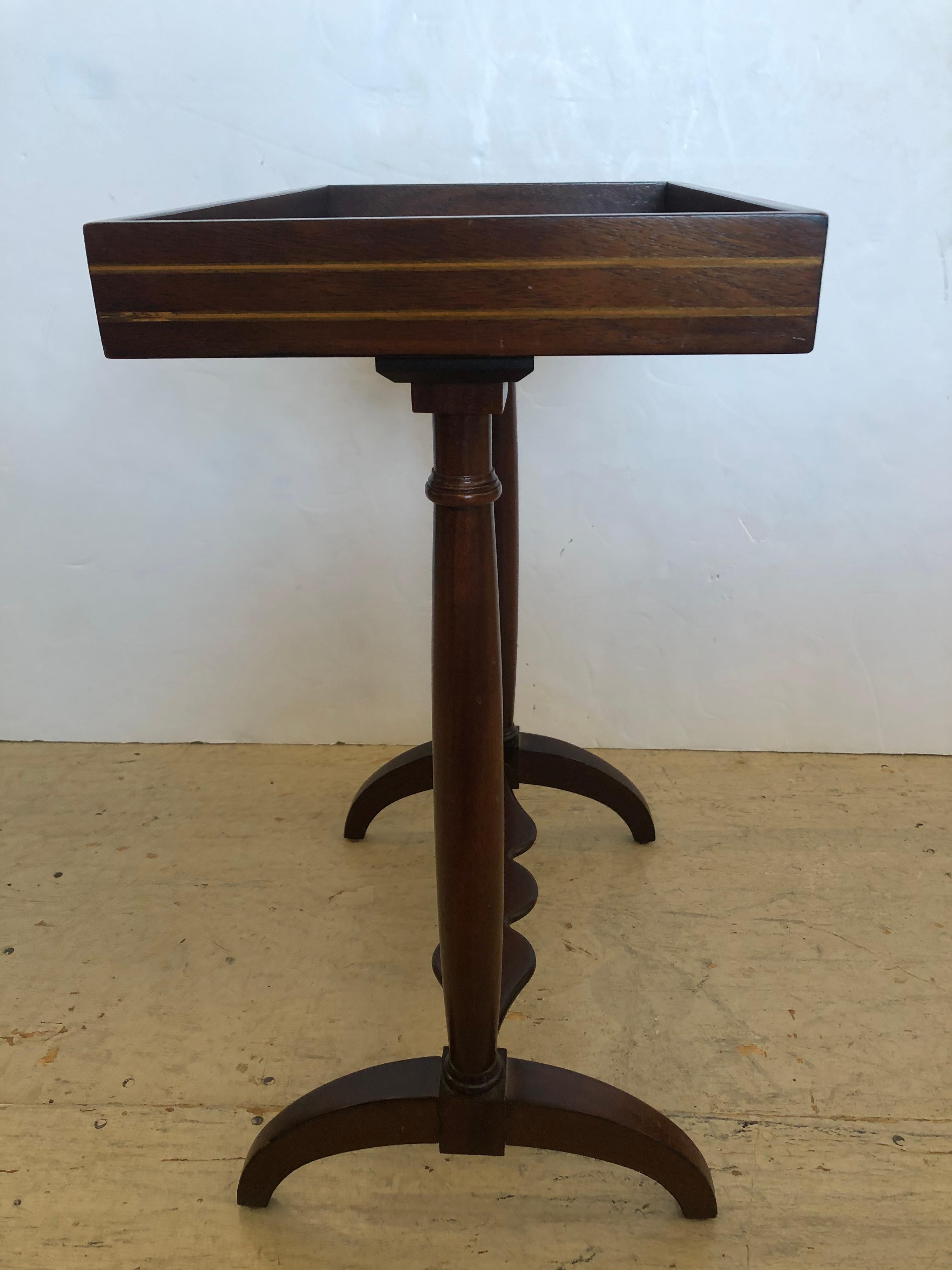 Refined Mahogany Rectangular Small End Table with Banded Inlay In Good Condition For Sale In Hopewell, NJ