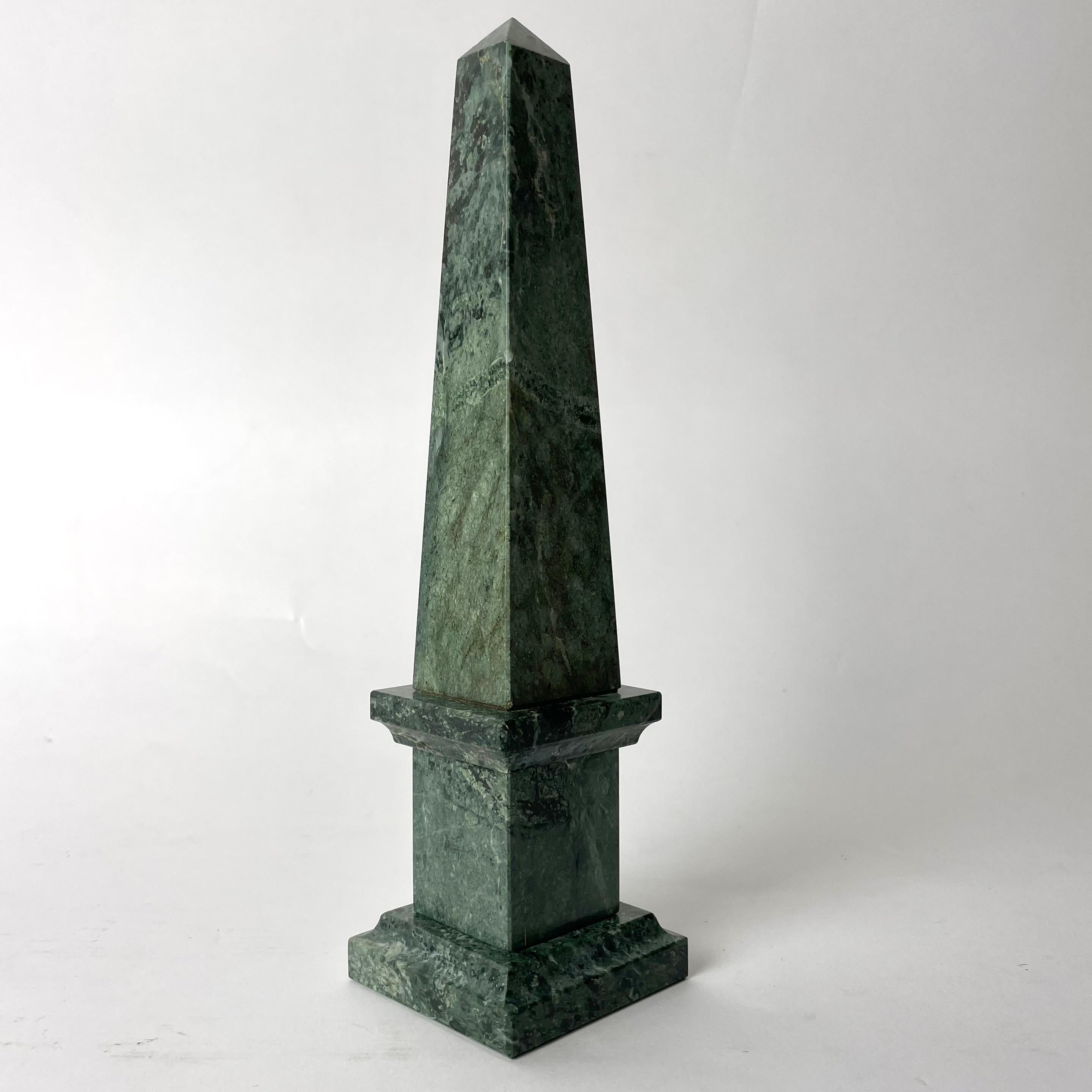 Refinierter Marmor-Obelisk, 20. Jahrhundert im Angebot 1