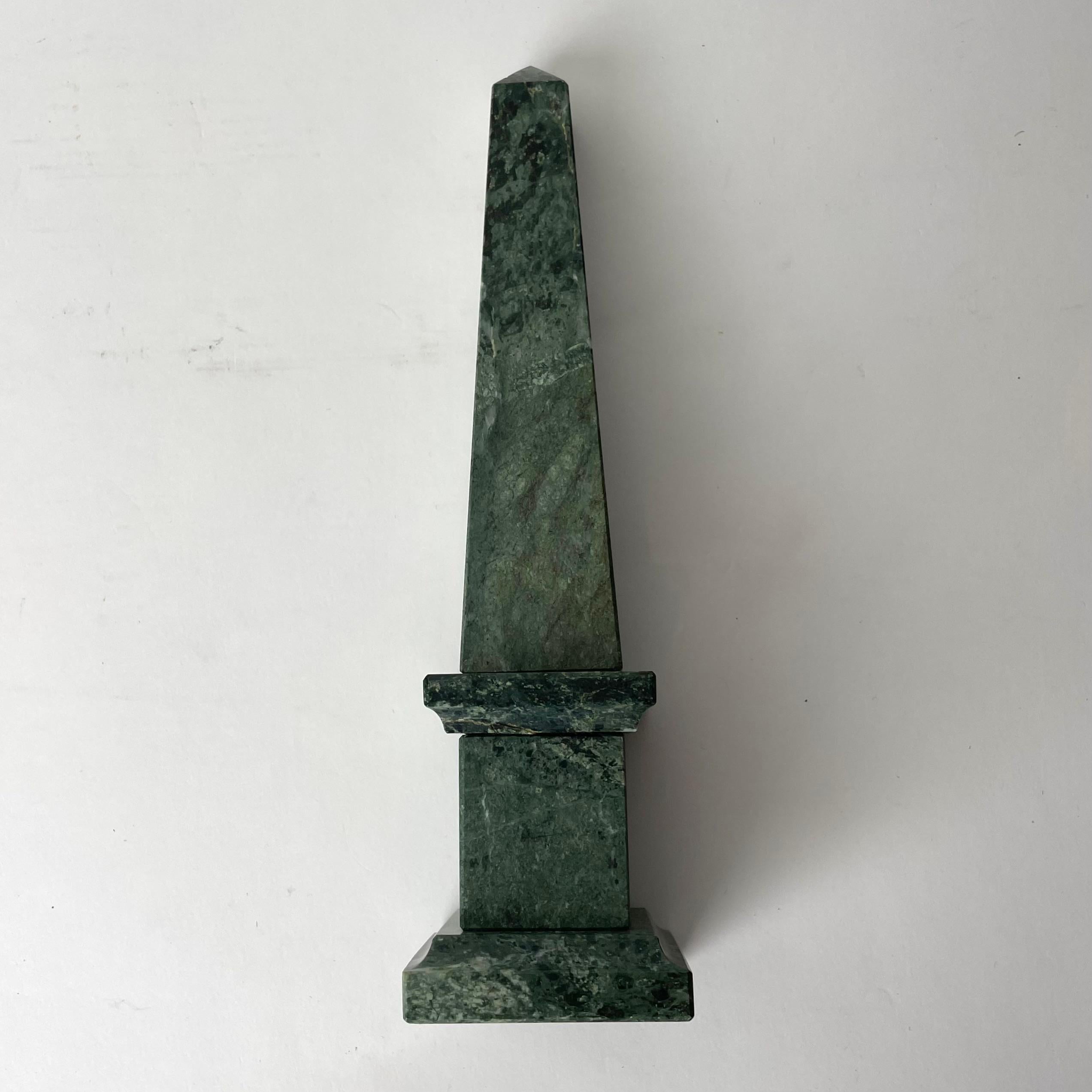 Refinierter Marmor-Obelisk, 20. Jahrhundert im Angebot 3