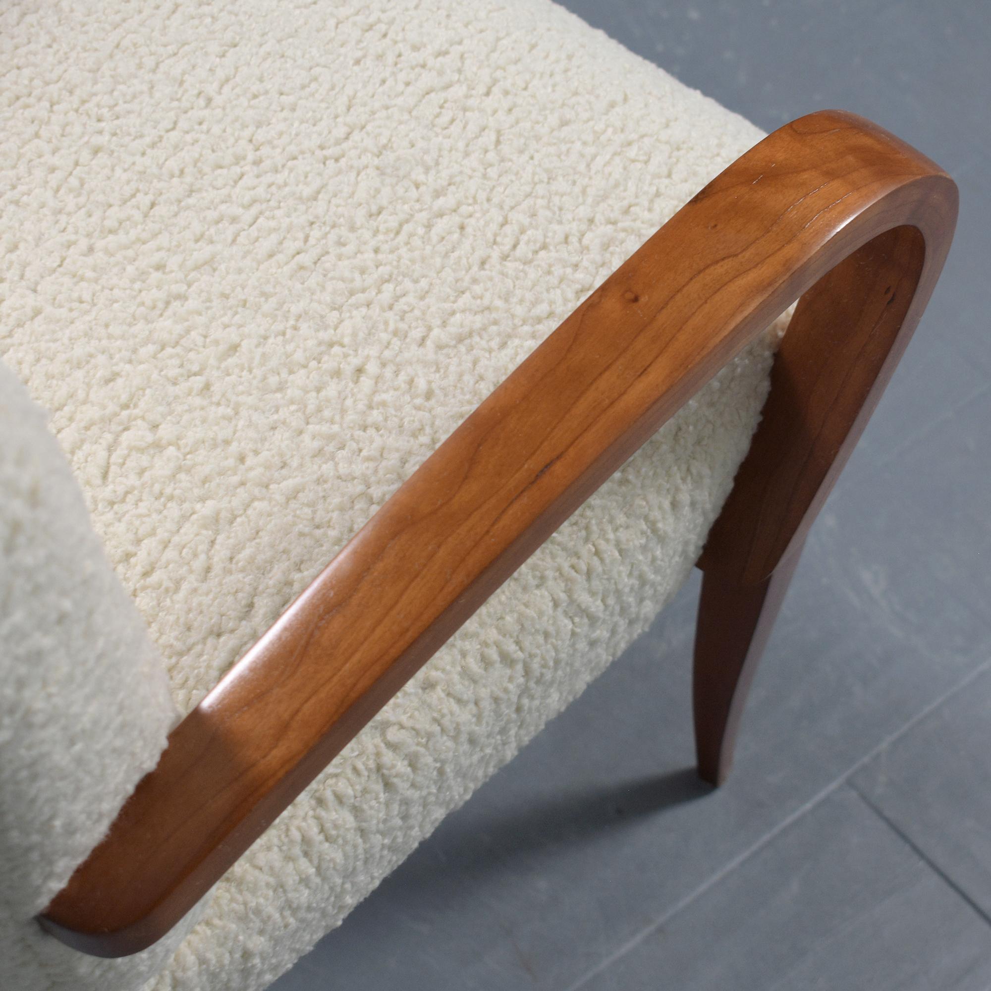 Ein Paar moderne Sessel aus Nussbaumholz aus der Jahrhundertmitte: Raffinierte Eleganz und Komfort im Angebot 3