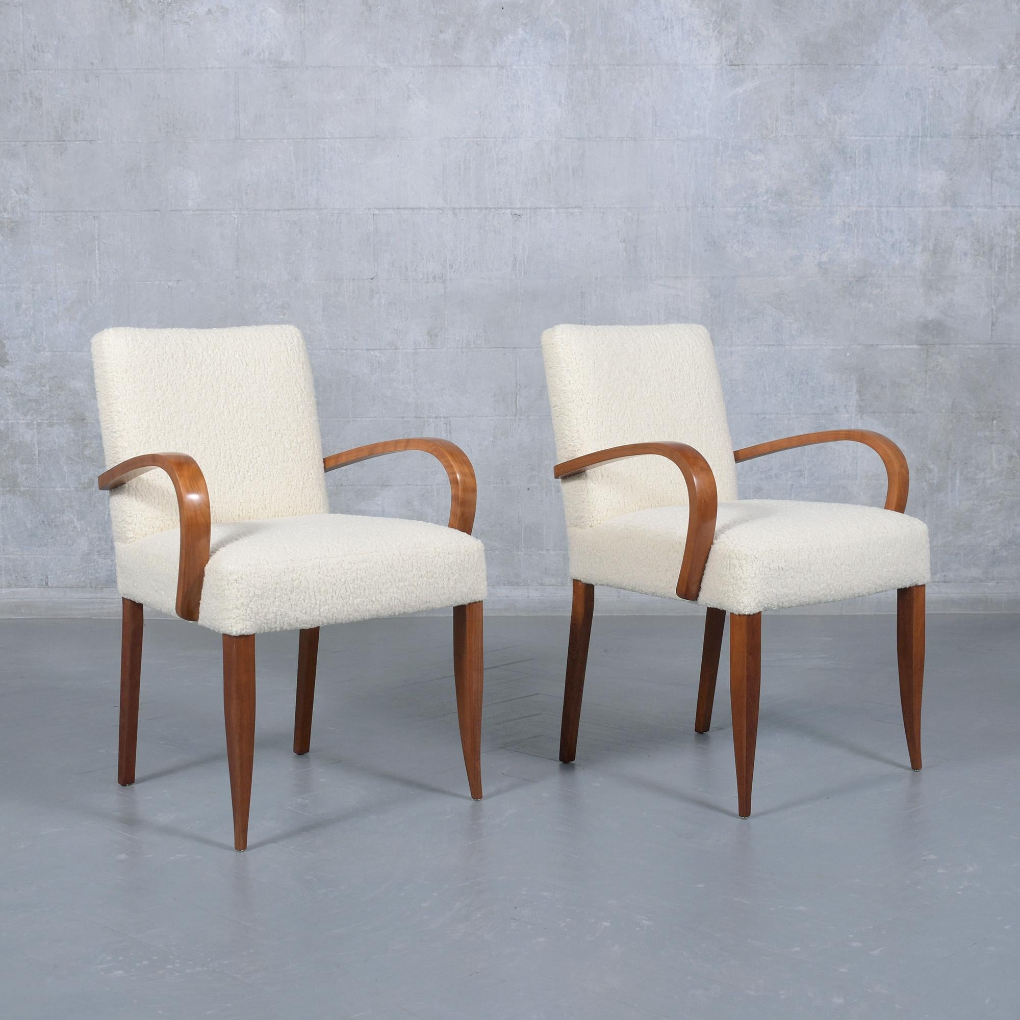 Ein Paar moderne Sessel aus Nussbaumholz aus der Jahrhundertmitte: Raffinierte Eleganz und Komfort (Geschnitzt) im Angebot