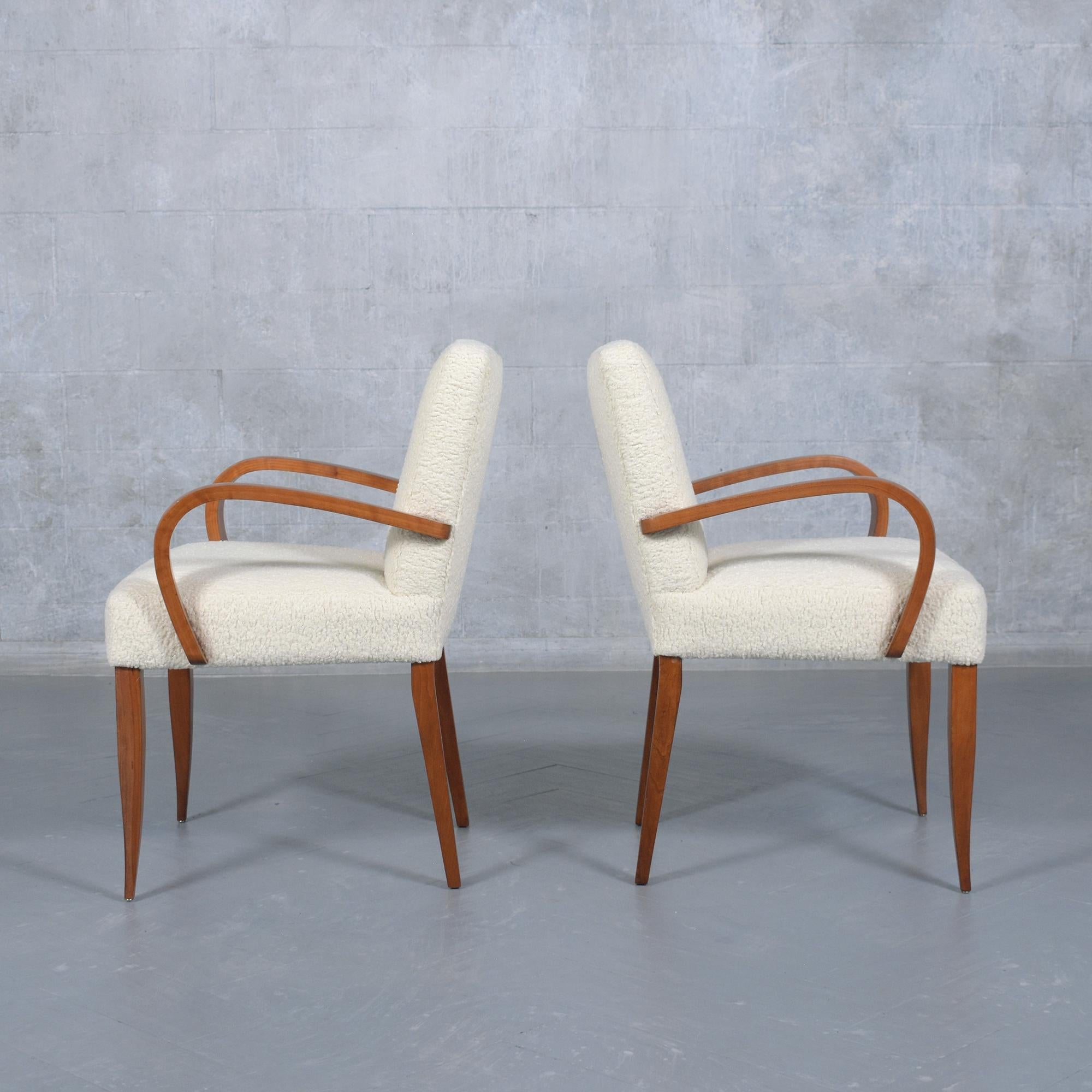 Ein Paar moderne Sessel aus Nussbaumholz aus der Jahrhundertmitte: Raffinierte Eleganz und Komfort (Stoff) im Angebot