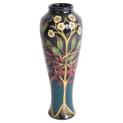 Vase de style Art nouveau REFINED MOORCROFT de Nicola Stanley. Fleur et baie