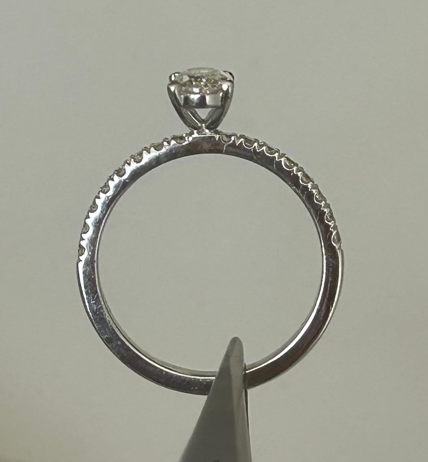 Raffinierter ovaler Diamant-Cocktailring aus 14 Karat Weißgold 

Dieser zeitlose Cocktailring ist eine perfekte Mischung aus klassischer Schönheit und moderner Eleganz. Im Mittelpunkt steht ein atemberaubender Diamant im Ovalschliff von 0,71 Karat