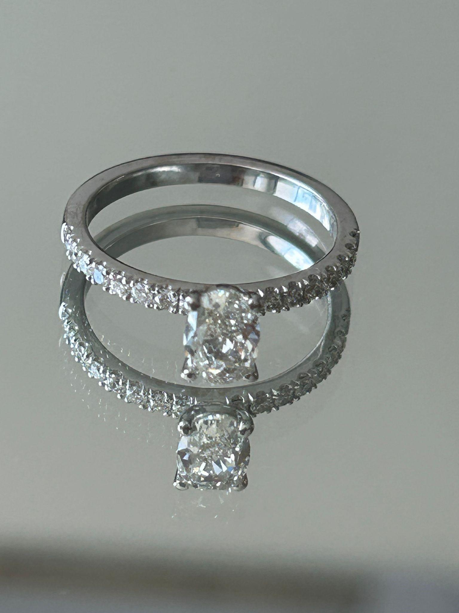 Refinierter ovaler Diamant-Cocktailring (Ovalschliff) im Angebot