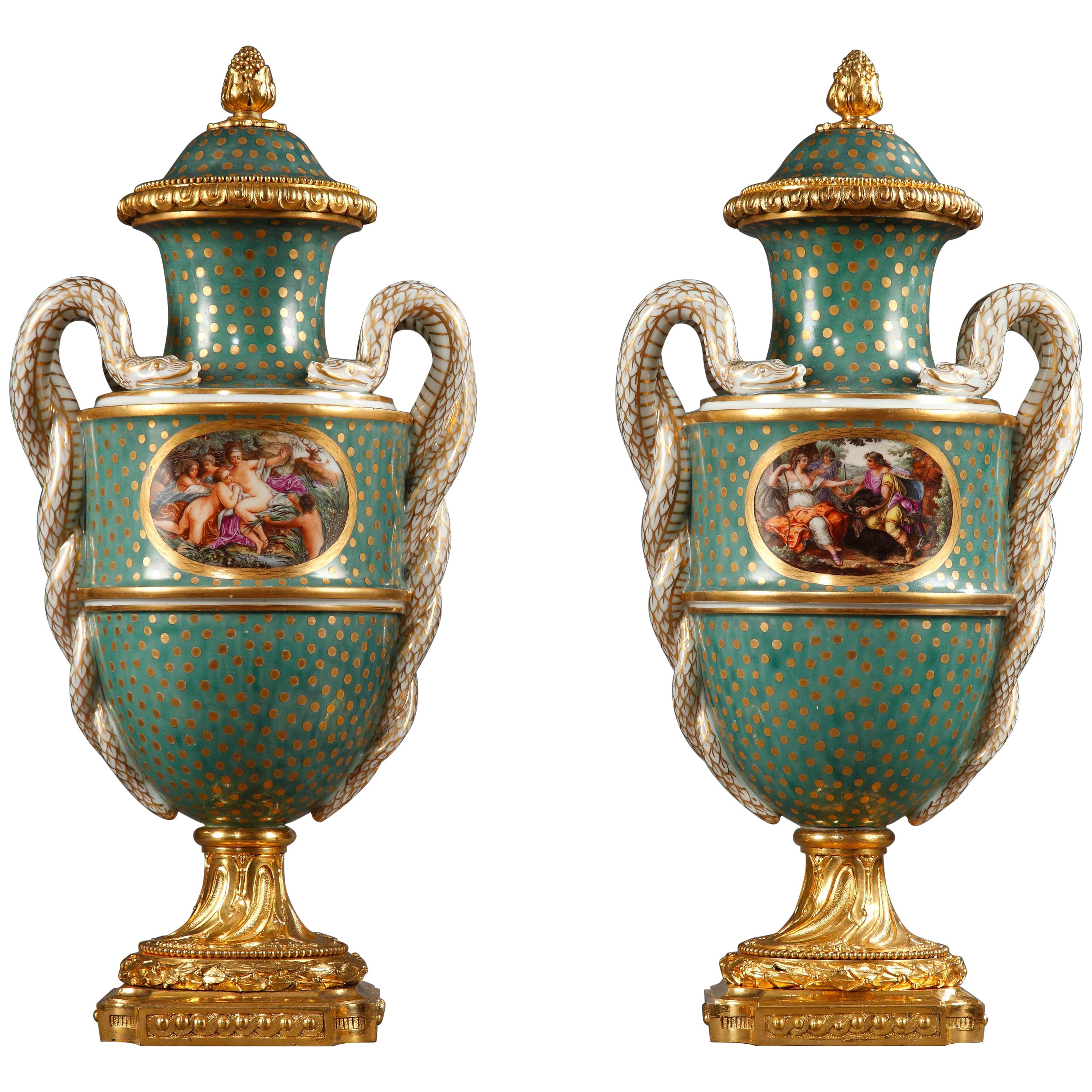 Paar Vasen mit Deckel im Louis-XVI-Stil, Samson & Cie zugeschrieben, Frankreich, um 1890
