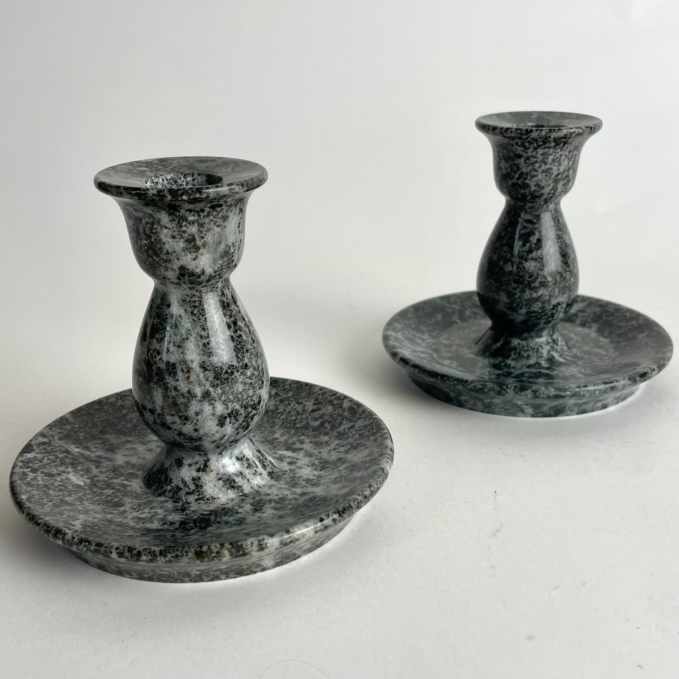 Raffinata coppia di candelabri in marmo, Swedish Grace, Svezia, 1920 ca.

Un'elegante e intramontabile coppia di candelieri in marmo grigio-vena, realizzati in Svezia negli anni '20 nello spirito aggraziato della Swedish Grace. Il design è