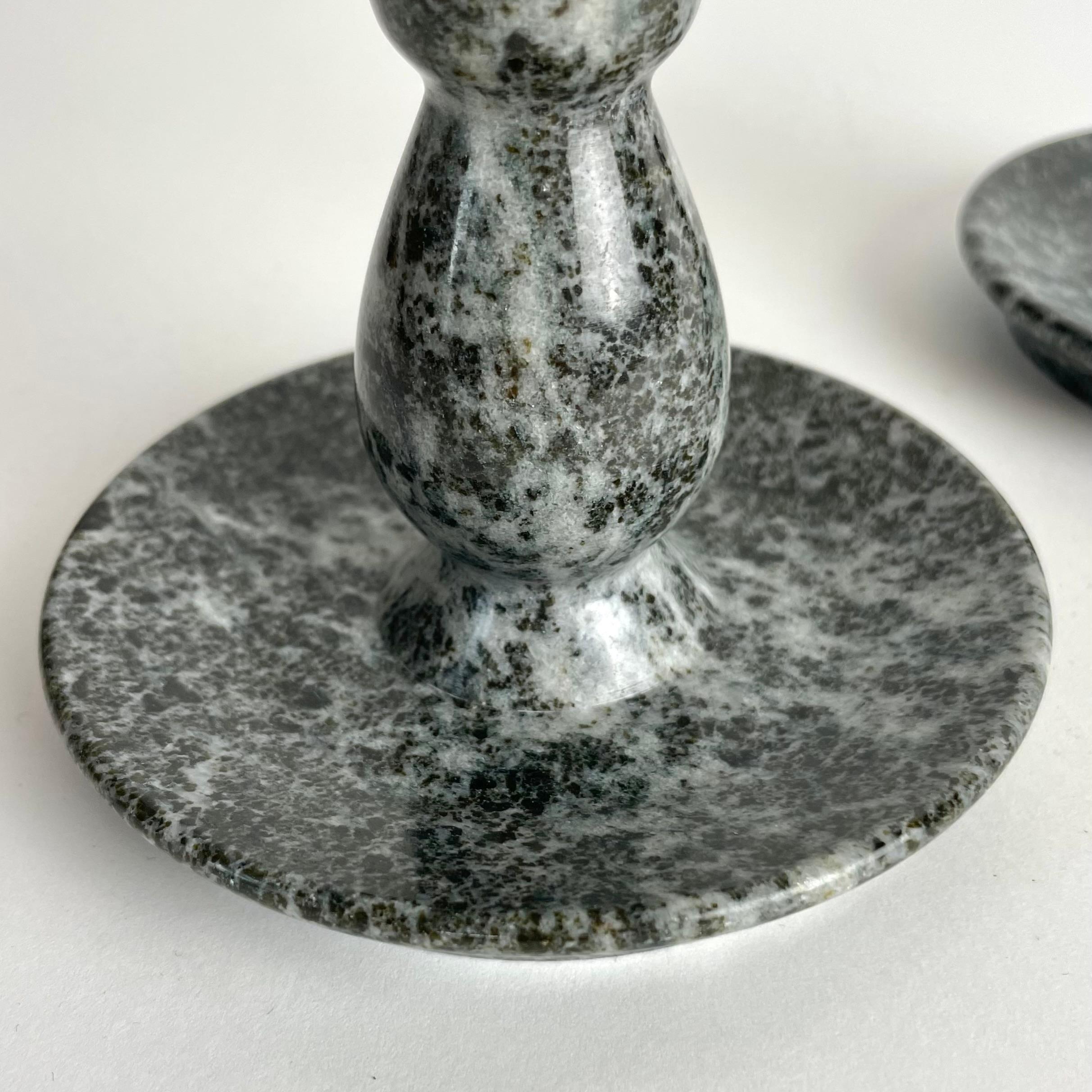 Raffinata coppia di candelabri in marmo, Swedish Grace, Svezia, 1920 ca. In condizioni buone in vendita a Knivsta, SE