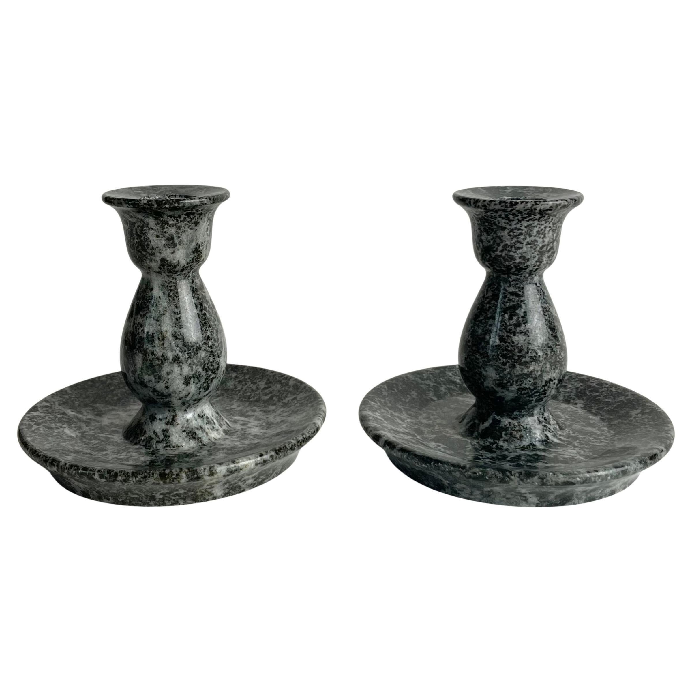Paire de chandeliers raffinés en marbre, Swedish Grace, Suède vers 1920