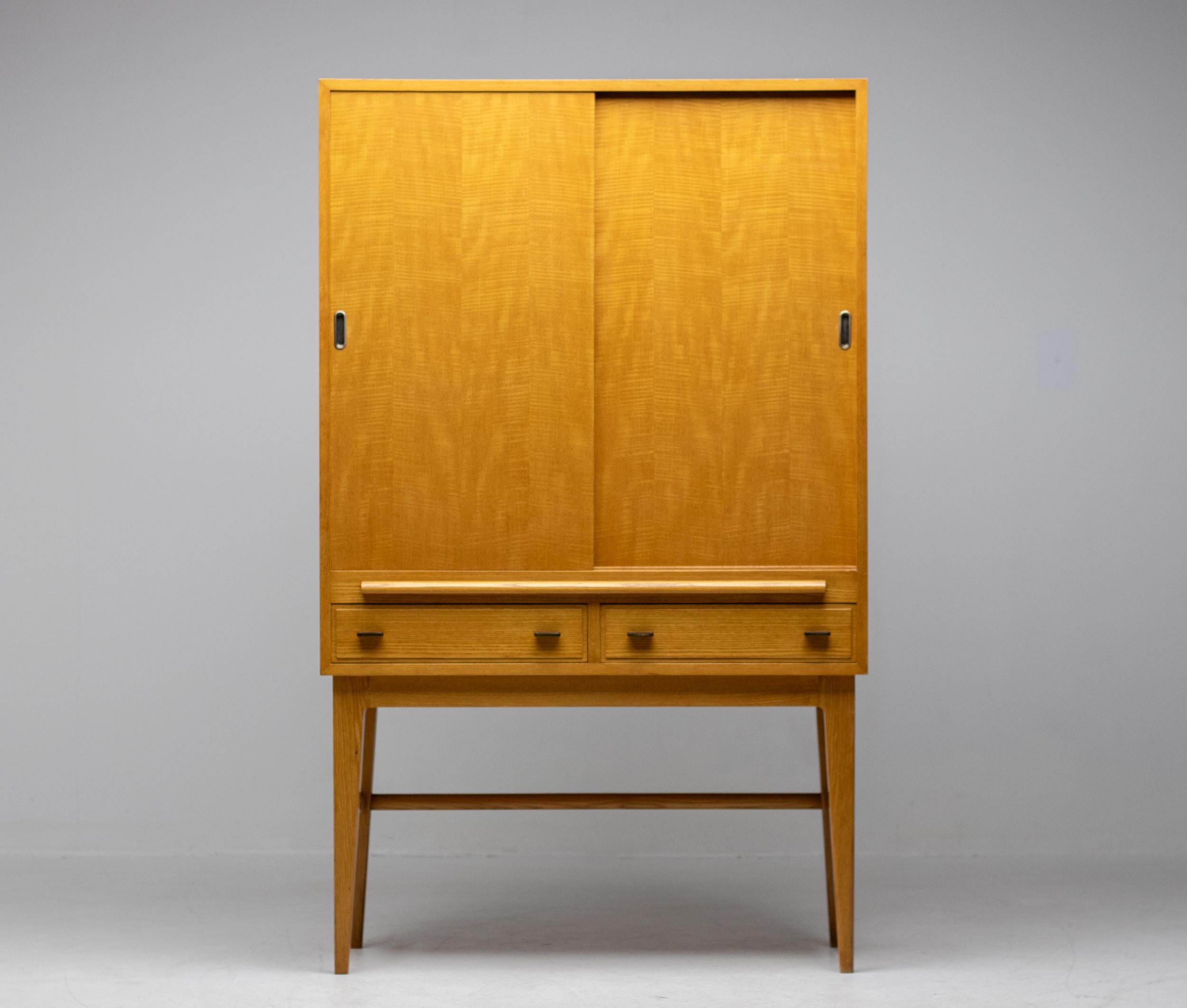 Beautiful cabinet made by Pander & Zonen, renown Dutch manufacturer of high-end furniture in the first half of the 20th Century. Pander worked with important interior architects and architects like Hendrik Wouda.
Most items where made in very