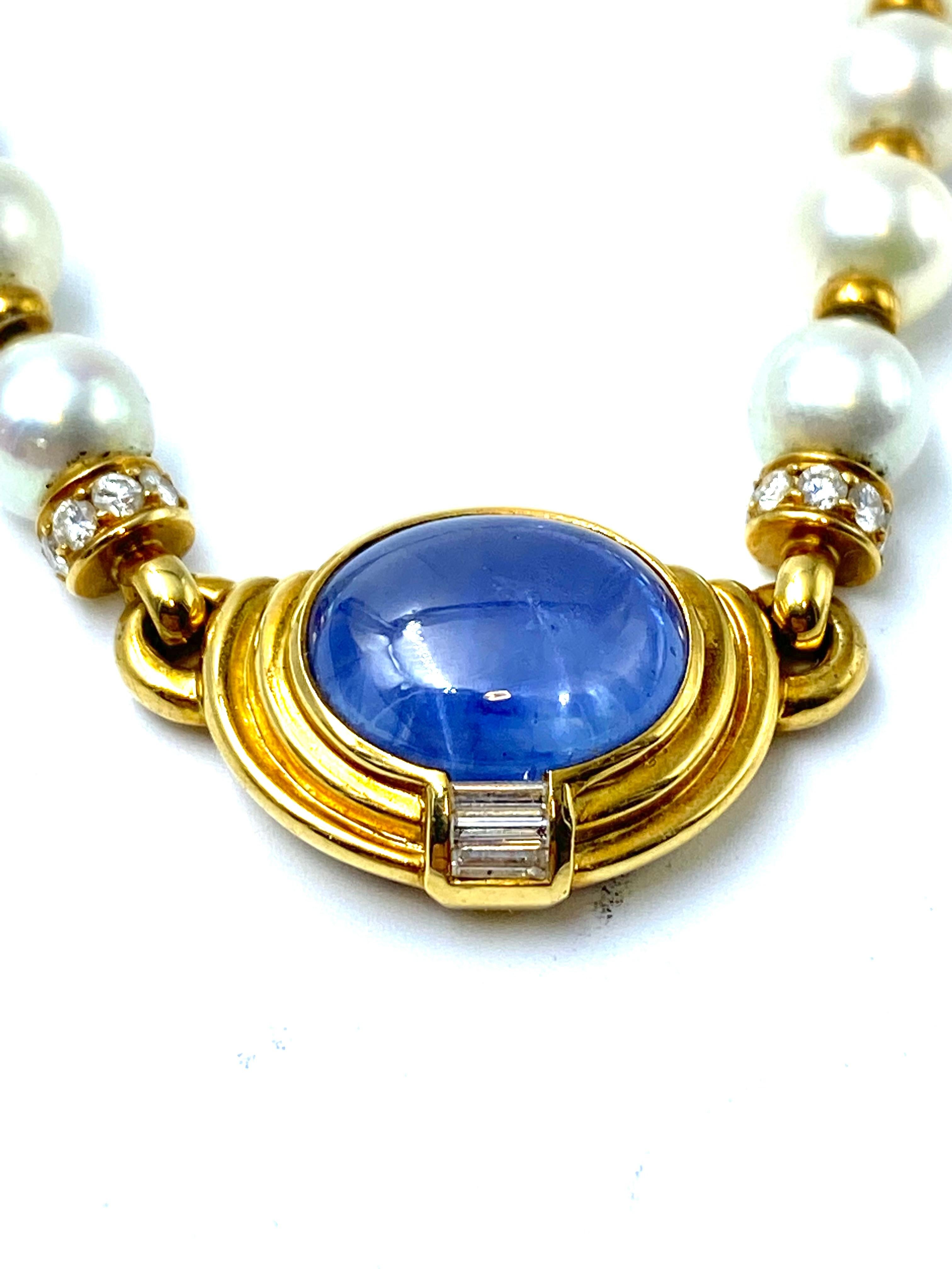 Refined pearl necklace, each separated by a small yellow gold disc.
The centerpiece bears a 