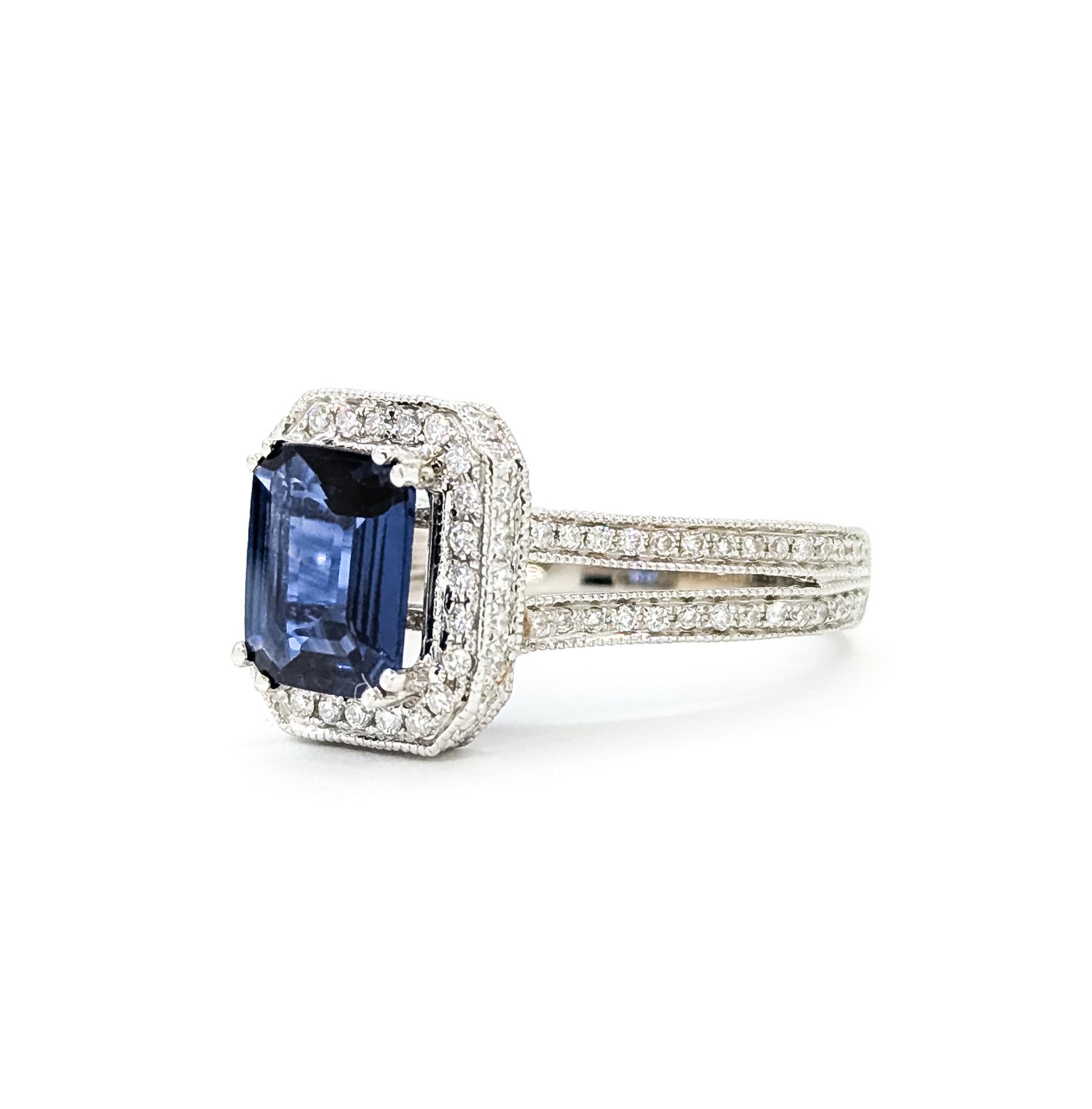 Bague en or blanc 18 carats, saphir bleu royal et diamant, ornée d'un halo milgrain en vente 4