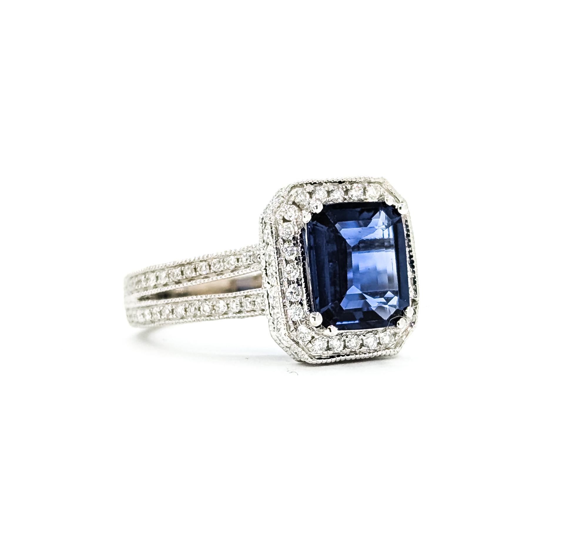 Bague en or blanc 18 carats, saphir bleu royal et diamant, ornée d'un halo milgrain

Cette bague met en valeur un saphir bleu royal de 2,29ct de taille émeraude, encadré d'un double halo de diamants ronds d'une valeur totale de 0,82ctw. La riche