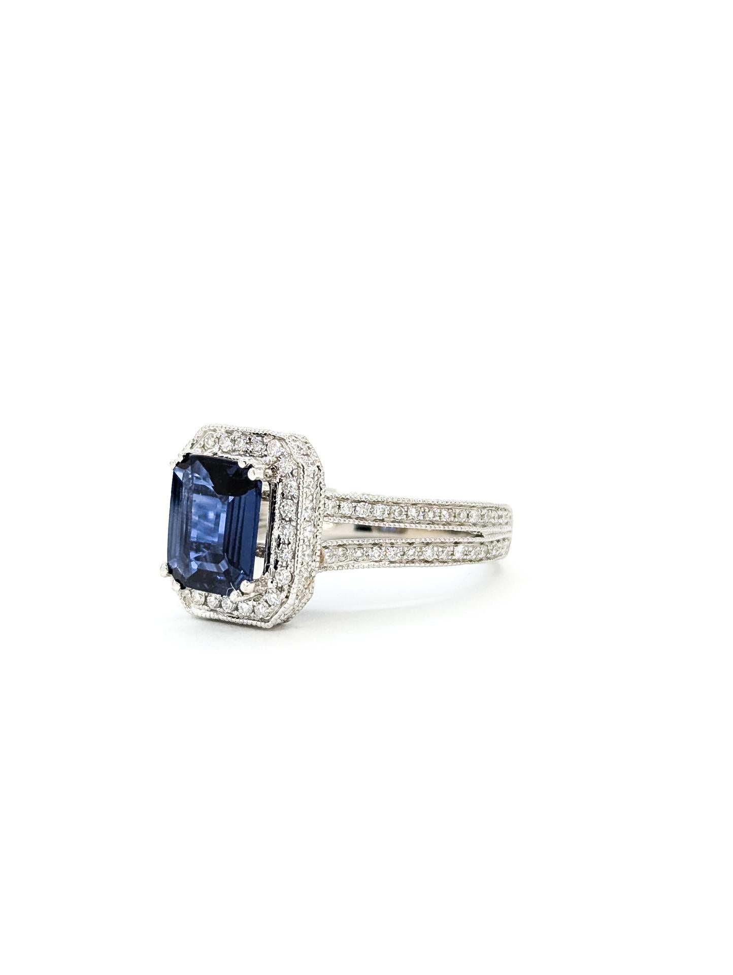 Contemporain Bague en or blanc 18 carats, saphir bleu royal et diamant, ornée d'un halo milgrain en vente