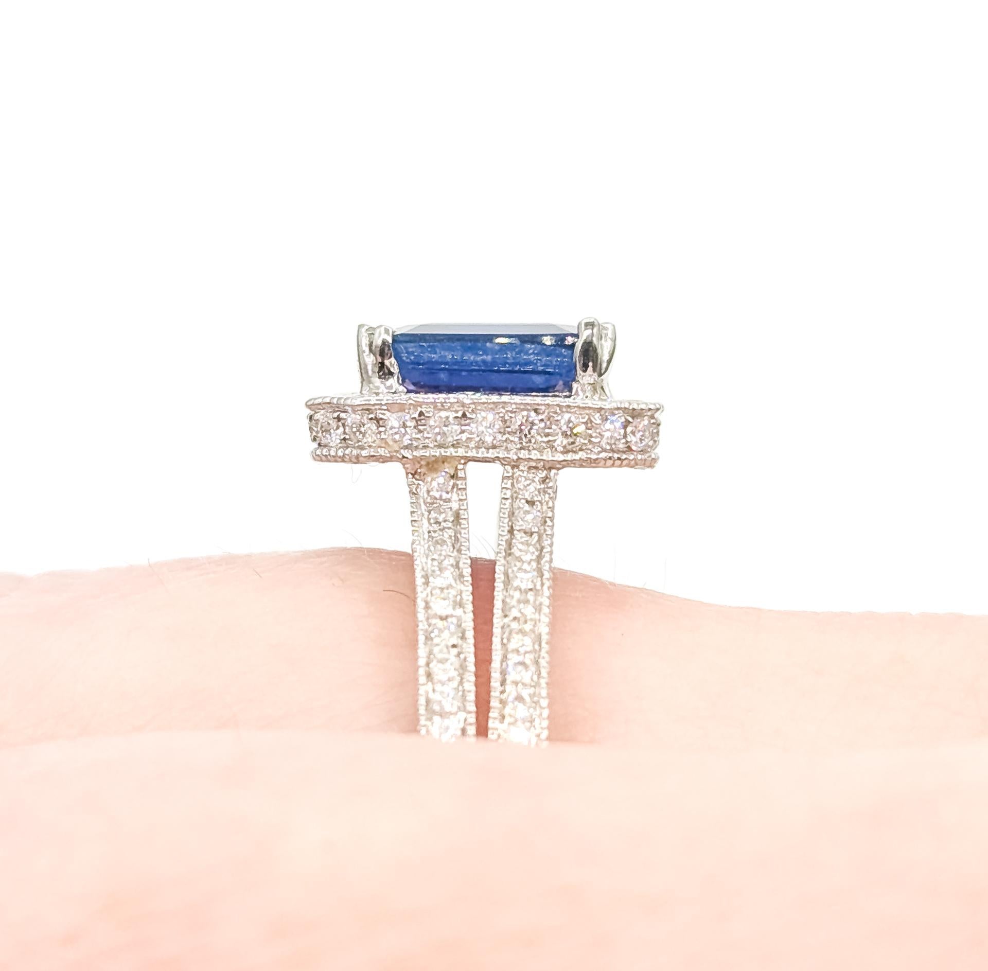 Taille émeraude Bague en or blanc 18 carats, saphir bleu royal et diamant, ornée d'un halo milgrain en vente
