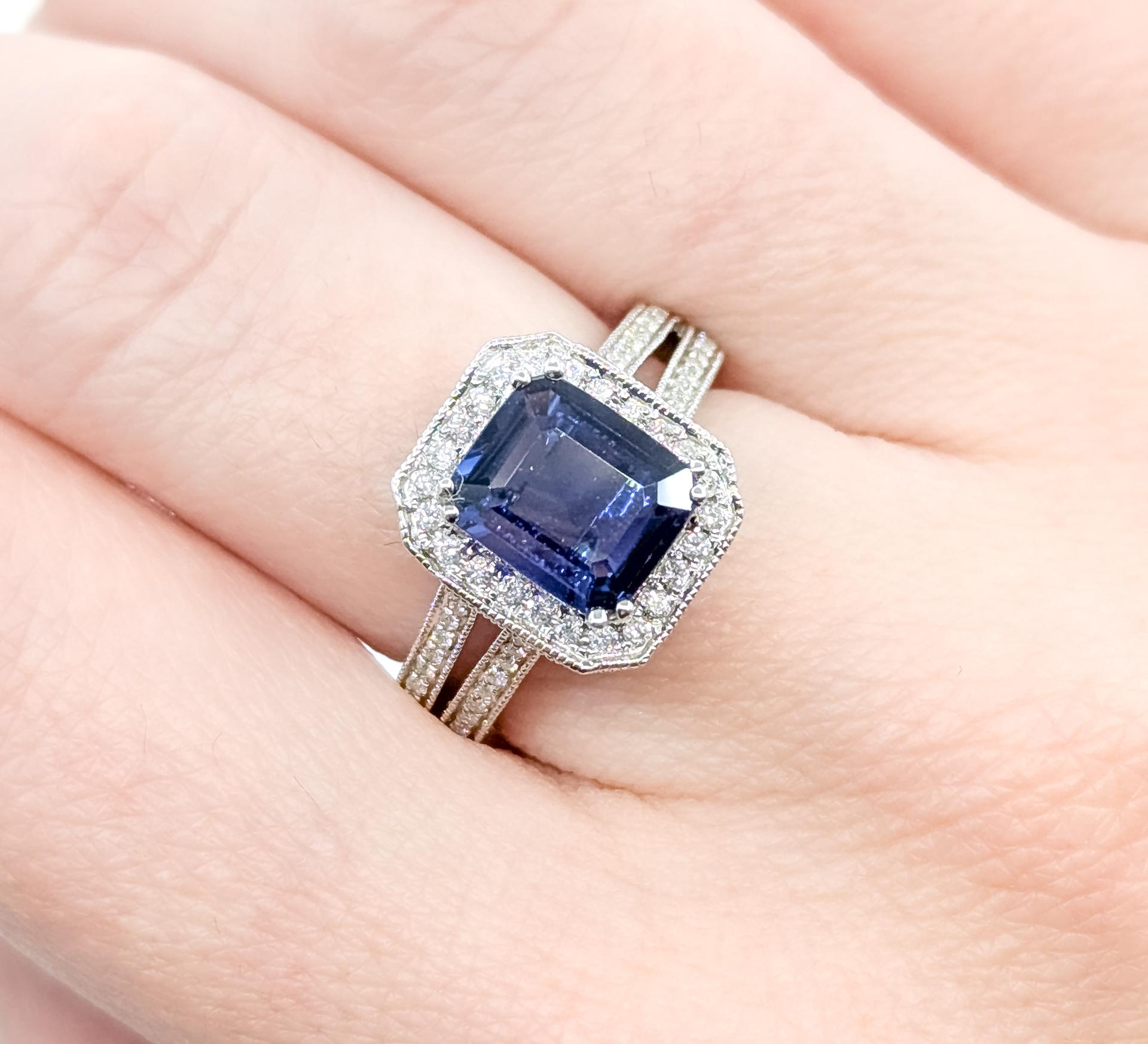 Bague en or blanc 18 carats, saphir bleu royal et diamant, ornée d'un halo milgrain Excellent état - En vente à Bloomington, MN