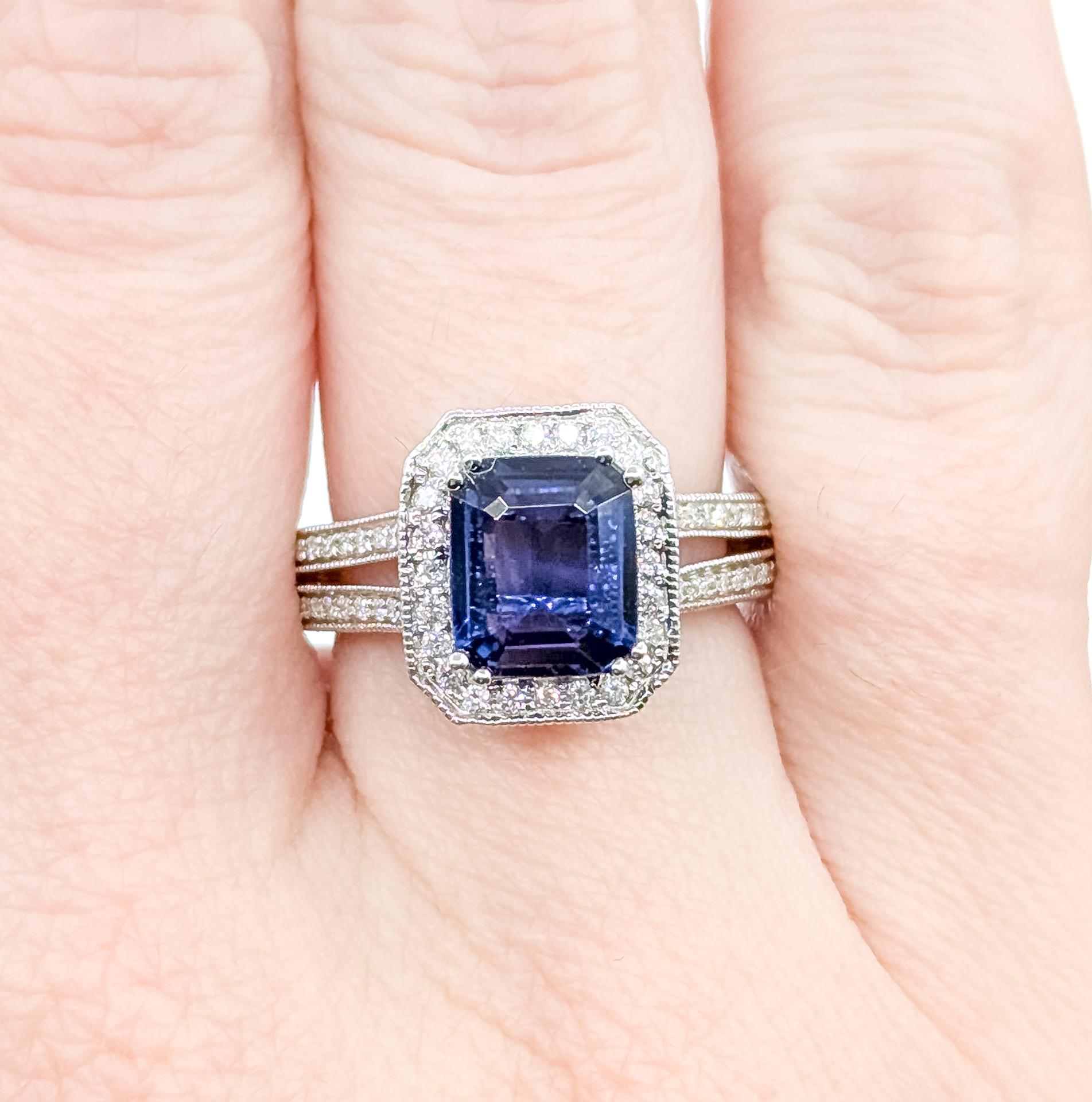 Bague en or blanc 18 carats, saphir bleu royal et diamant, ornée d'un halo milgrain Pour femmes en vente