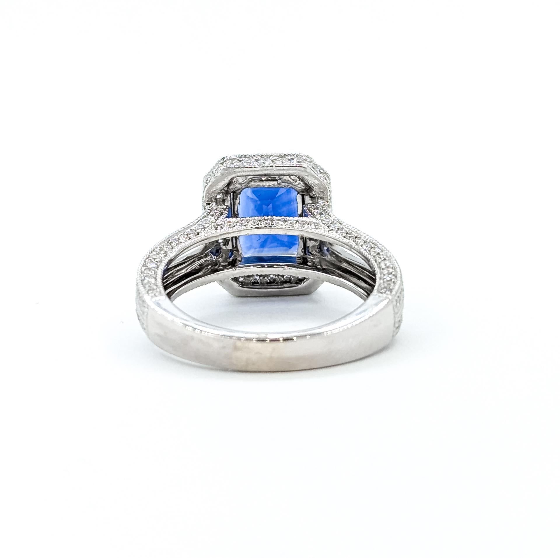 Bague en or blanc 18 carats, saphir bleu royal et diamant, ornée d'un halo milgrain en vente 1