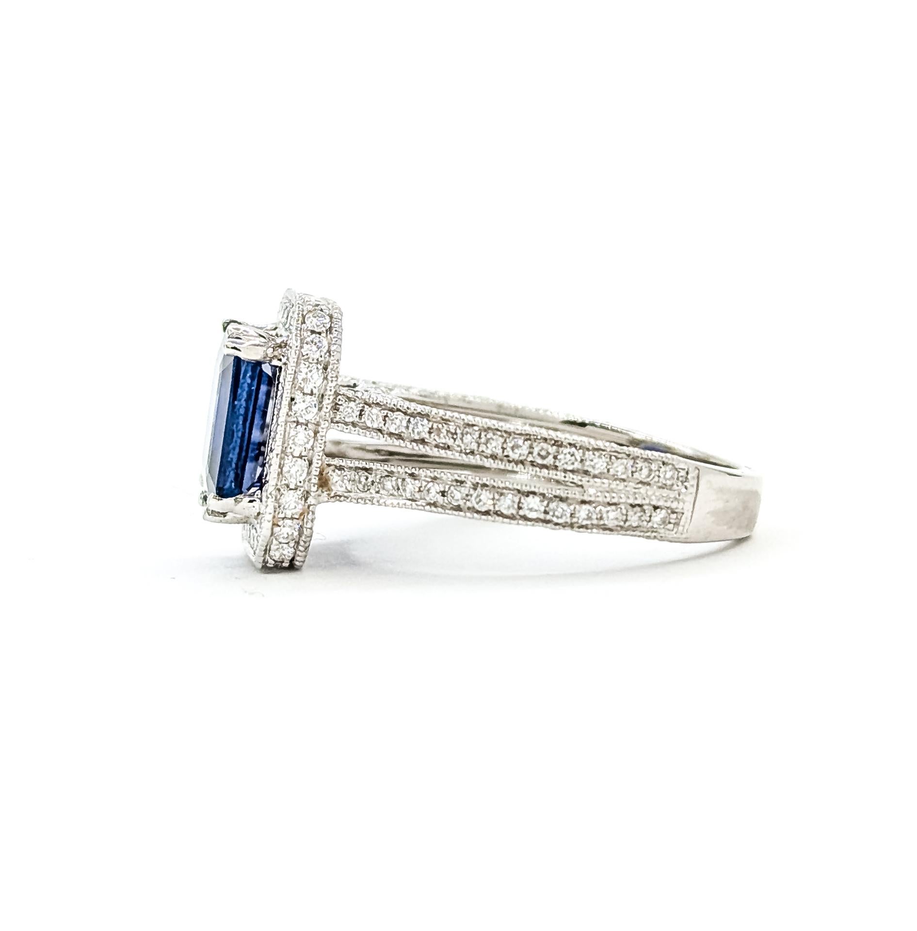 Bague en or blanc 18 carats, saphir bleu royal et diamant, ornée d'un halo milgrain en vente 2