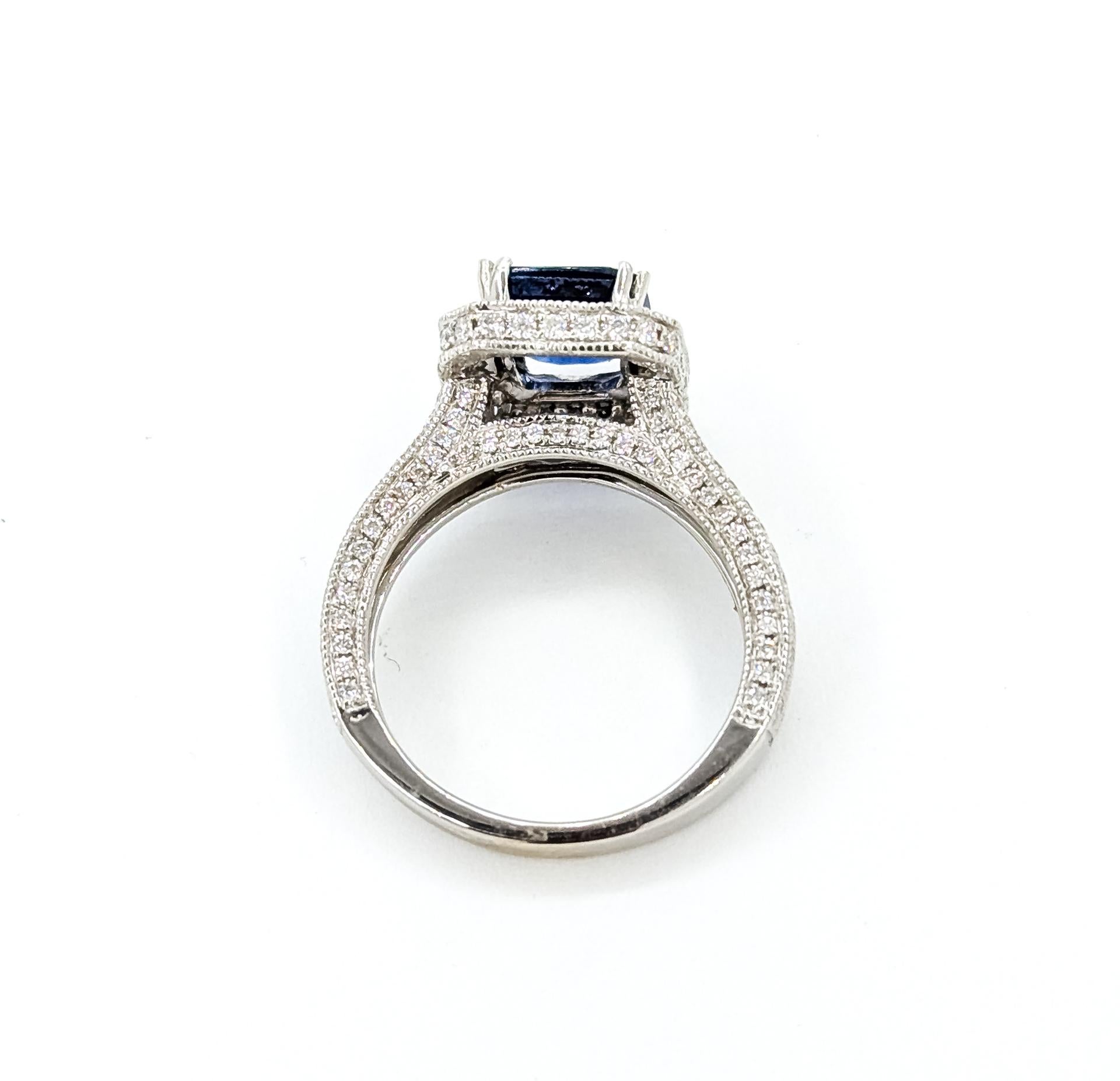 Bague en or blanc 18 carats, saphir bleu royal et diamant, ornée d'un halo milgrain en vente 3