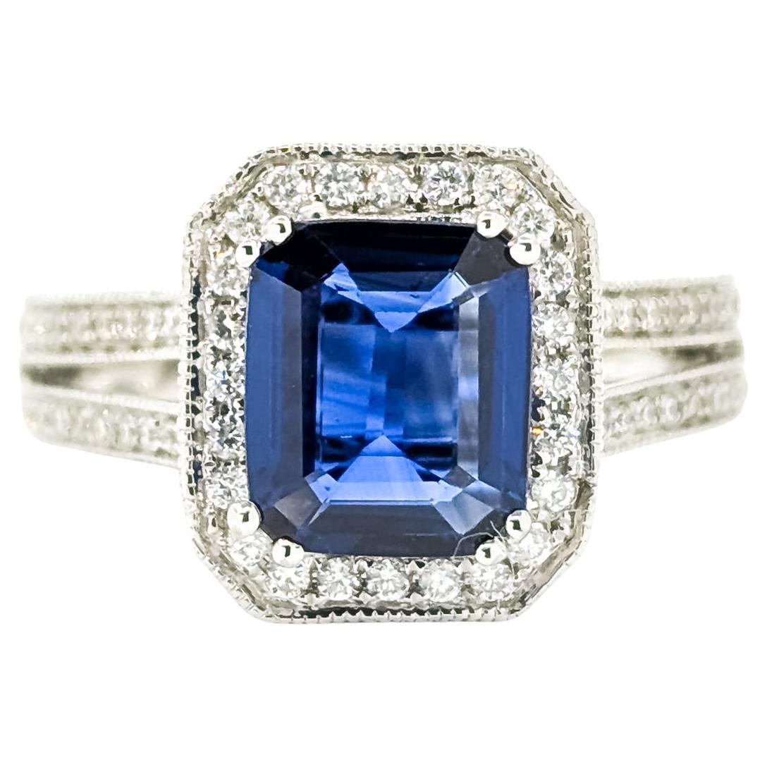 Bague en or blanc 18 carats, saphir bleu royal et diamant, ornée d
un halo milgrain