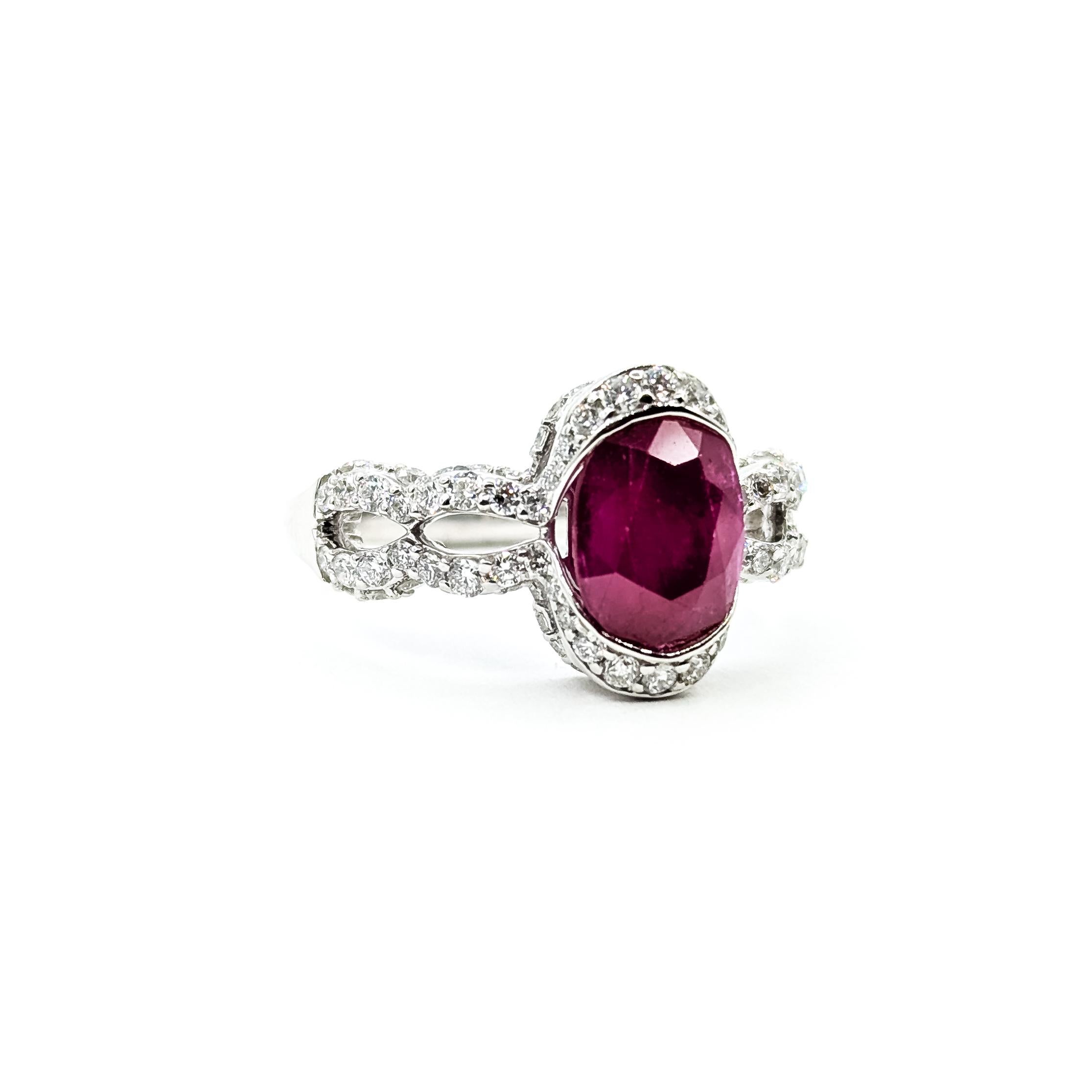 Raffinato anello con rubino e diamante a gambo diviso in platino

Questo anello in platino mette in mostra un vibrante rubino ovale da 2,17 carati come pietra centrale, incorniciato da un'aureola di diamanti rotondi che ne esalta la ricca tonalità