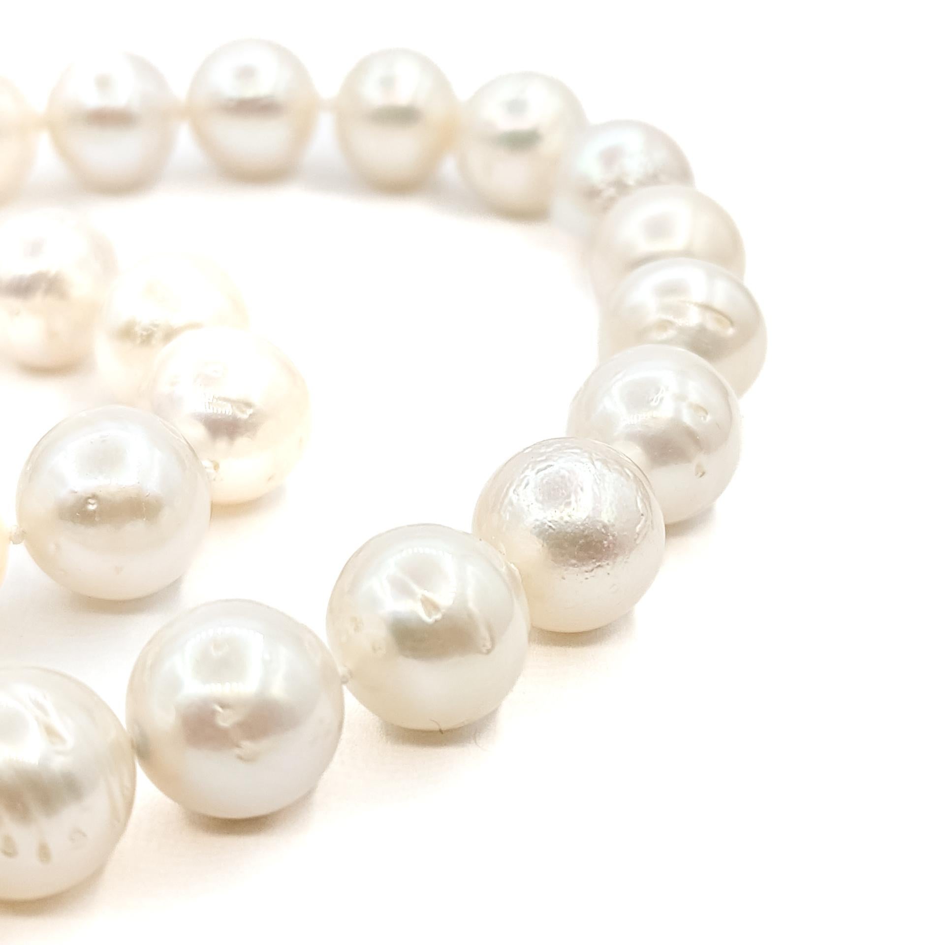 Taglio rotondo Raffinata collana di perle dei mari del sud in 14 carati in vendita