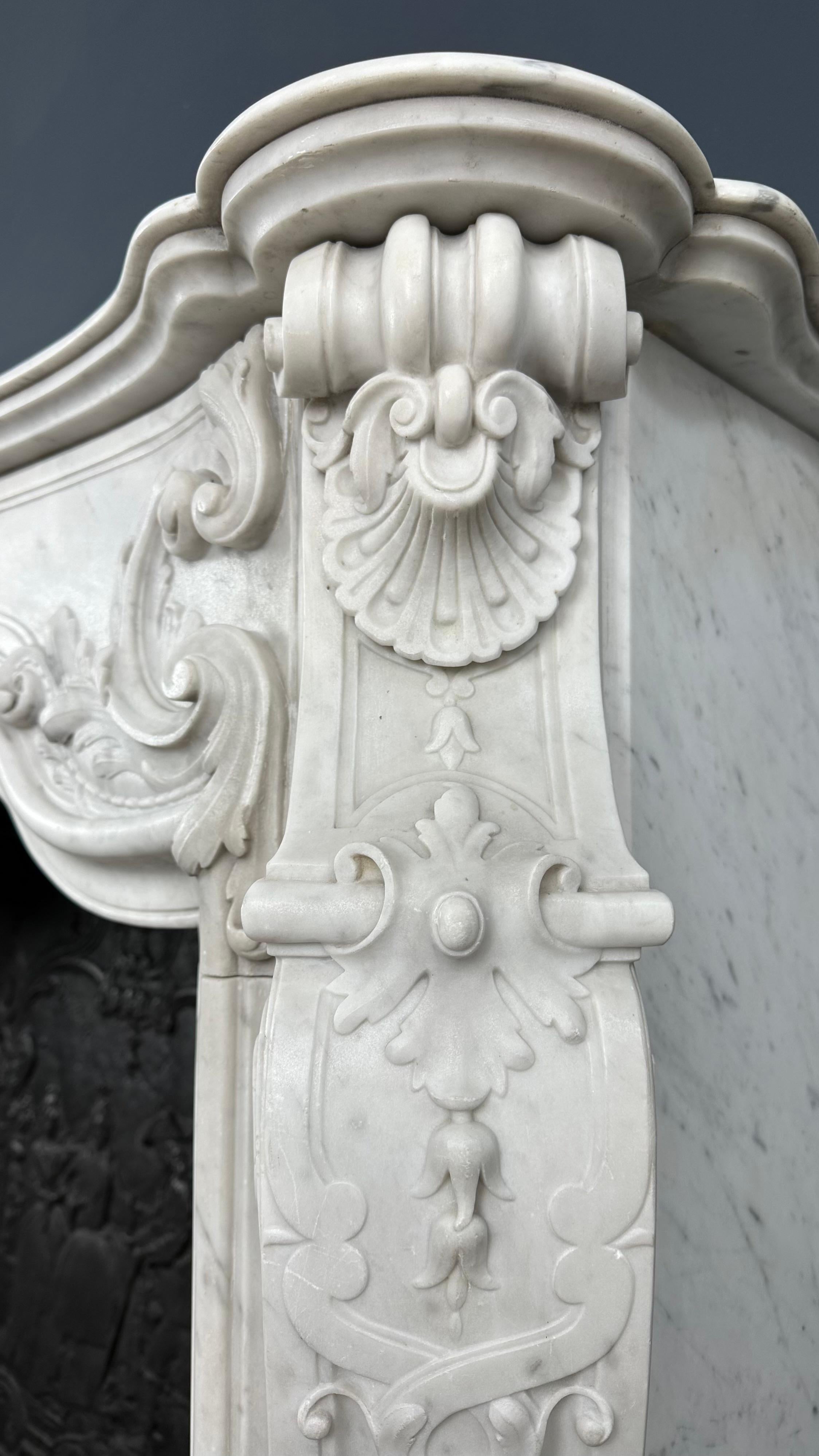 Raffinierter Splendor: Exklusiver antiker Kamin aus weißem Carrara-Marmor im Stil Ludwigs XV. im Angebot 6