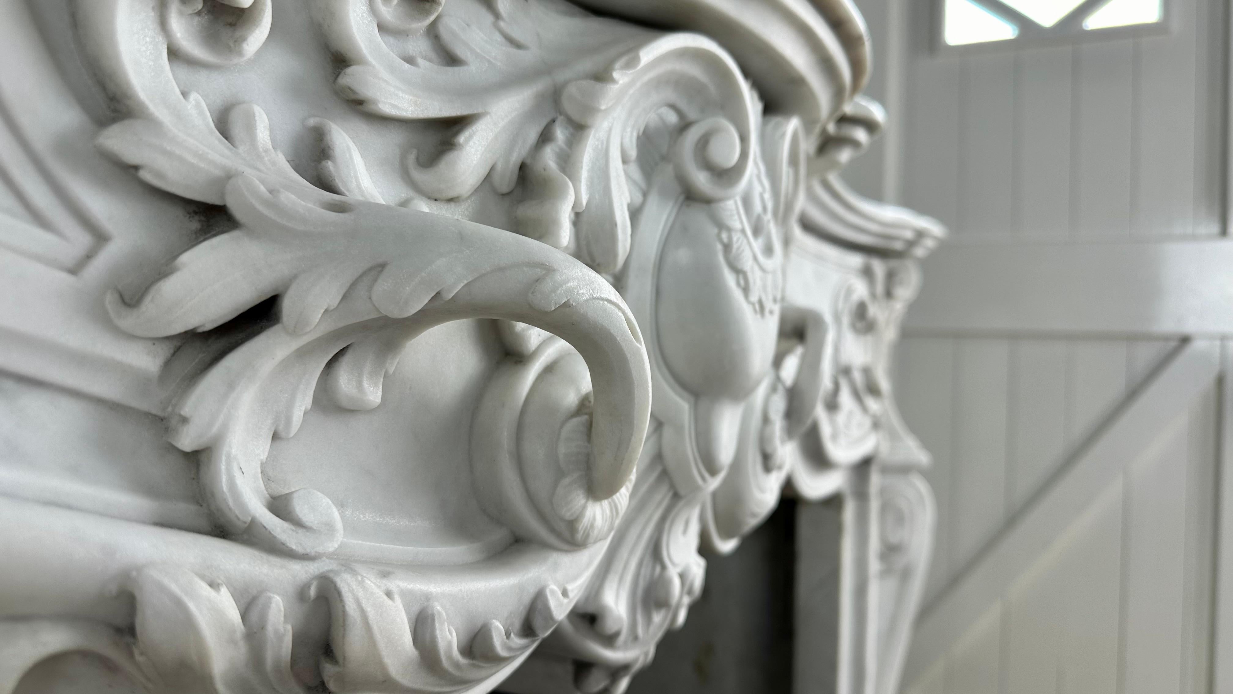 Raffinierter Splendor: Exklusiver antiker Kamin aus weißem Carrara-Marmor im Stil Ludwigs XV. (Handgeschnitzt) im Angebot