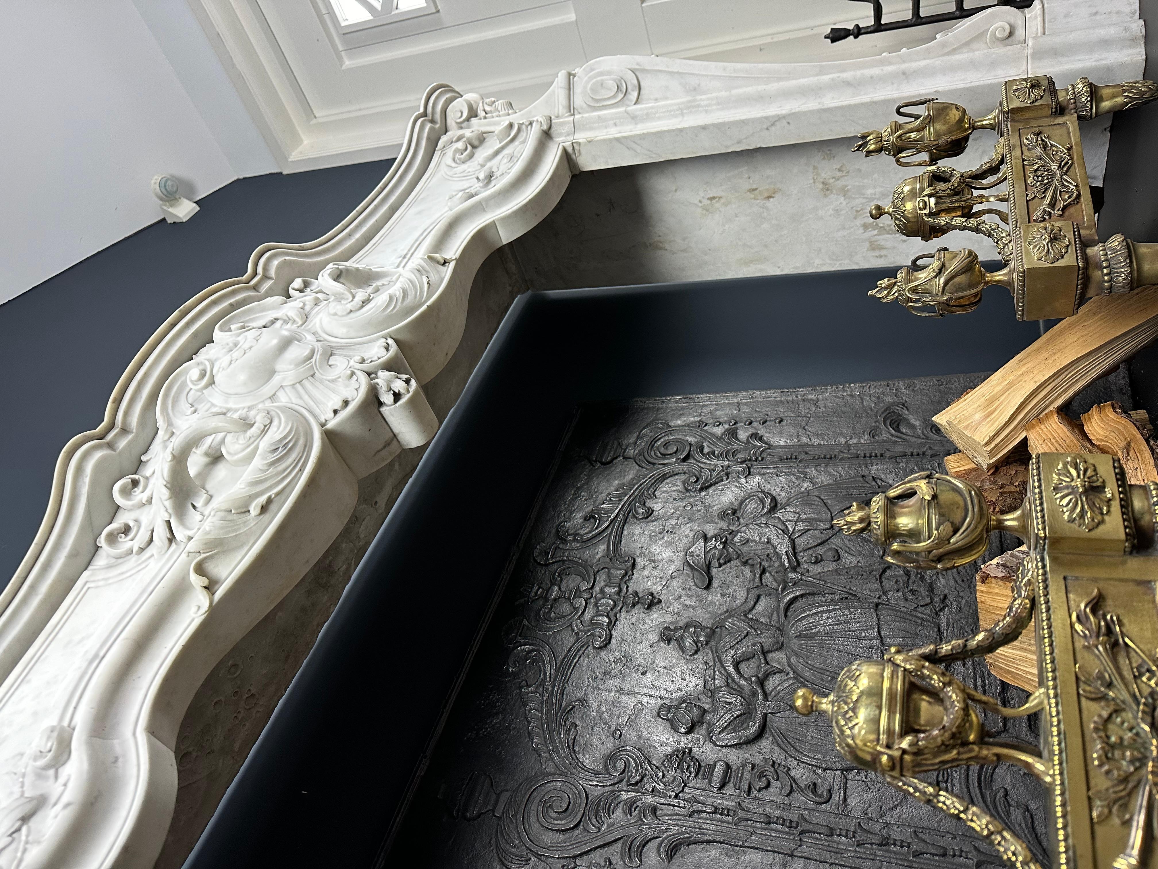 Raffinierter Splendor: Exklusiver antiker Kamin aus weißem Carrara-Marmor im Stil Ludwigs XV. im Zustand „Gut“ im Angebot in Oostvoorne, NL