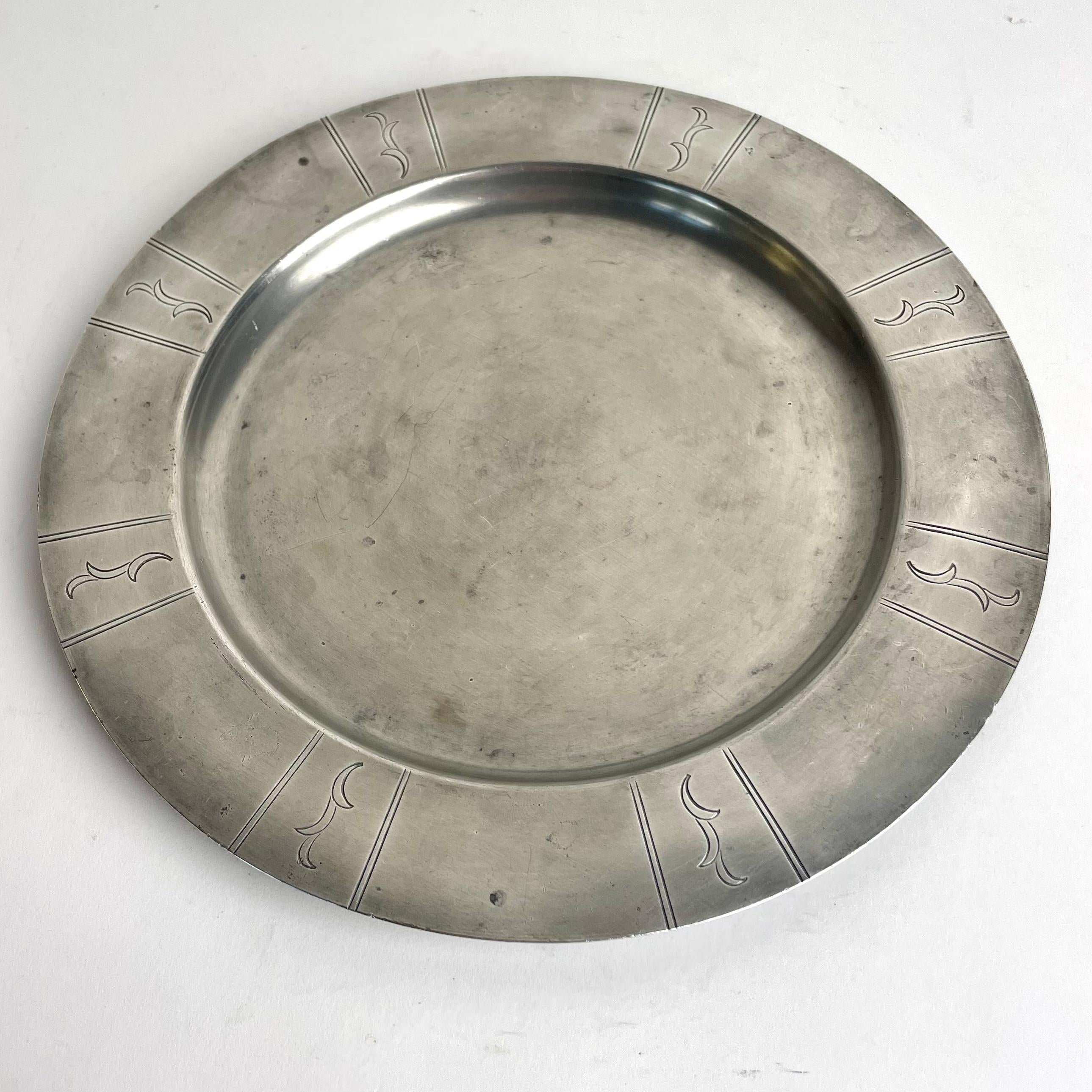 Refinada bandeja sueca de peltre Grace, Art Déco sueco de 1936, de la firma GAB Guldsmedsaktiebolaget (con el sello GAB Tenn, que significa GAB Peltre)

Una elegante bandeja de peltre Grace sueca. Completa con elementos decorativos naturales
