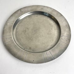 Plat en étain Grace suédois raffiné, Art Déco suédois de 1936, firm GAB Tenn