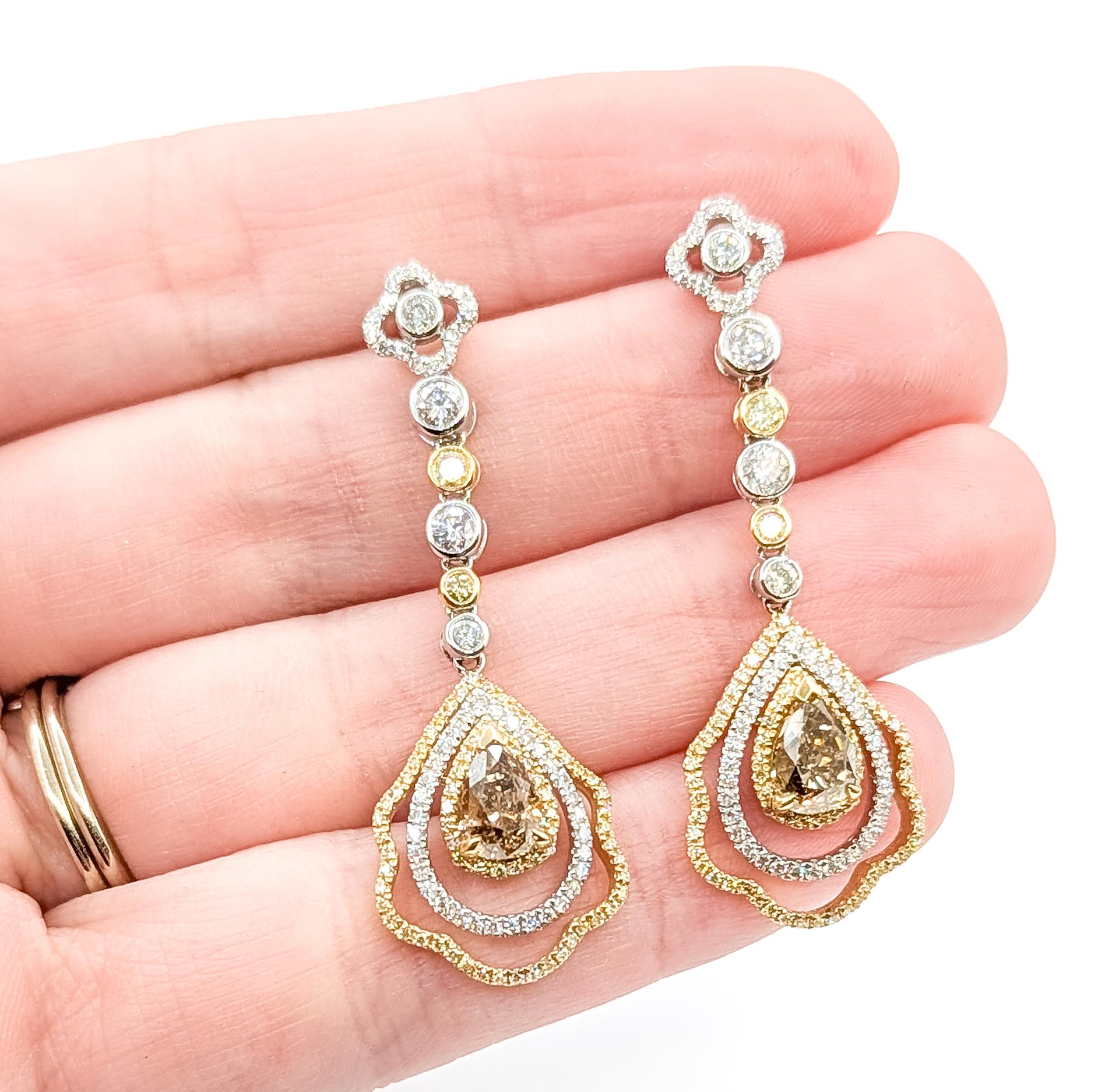 Refinados Pendientes Colgantes de Diamantes en Oro Bicolor de 14k

Estos pendientes están elaborados en oro bicolor de 14k y presentan 3,64 quilates de peso total de diamantes redondos dispuestos en un elegante diseño colgante articulado. Los