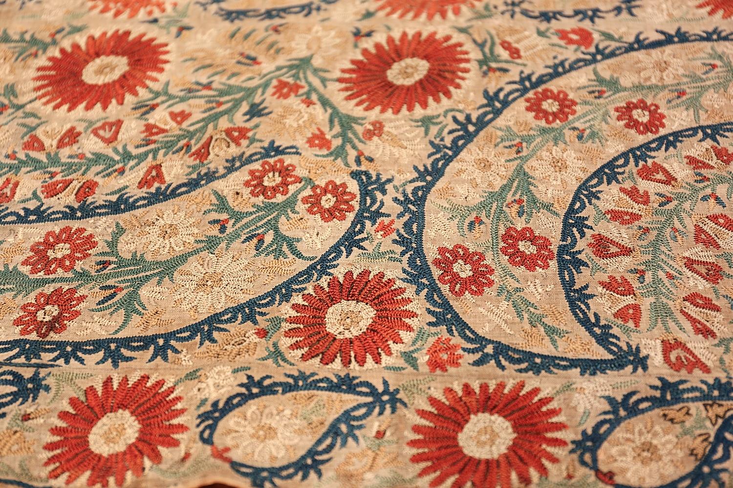 Broderie textile ottomane ancienne, à la fois raffinée et rustique, Pays d'origine : Turquie, Circa Date : 17ème siècle