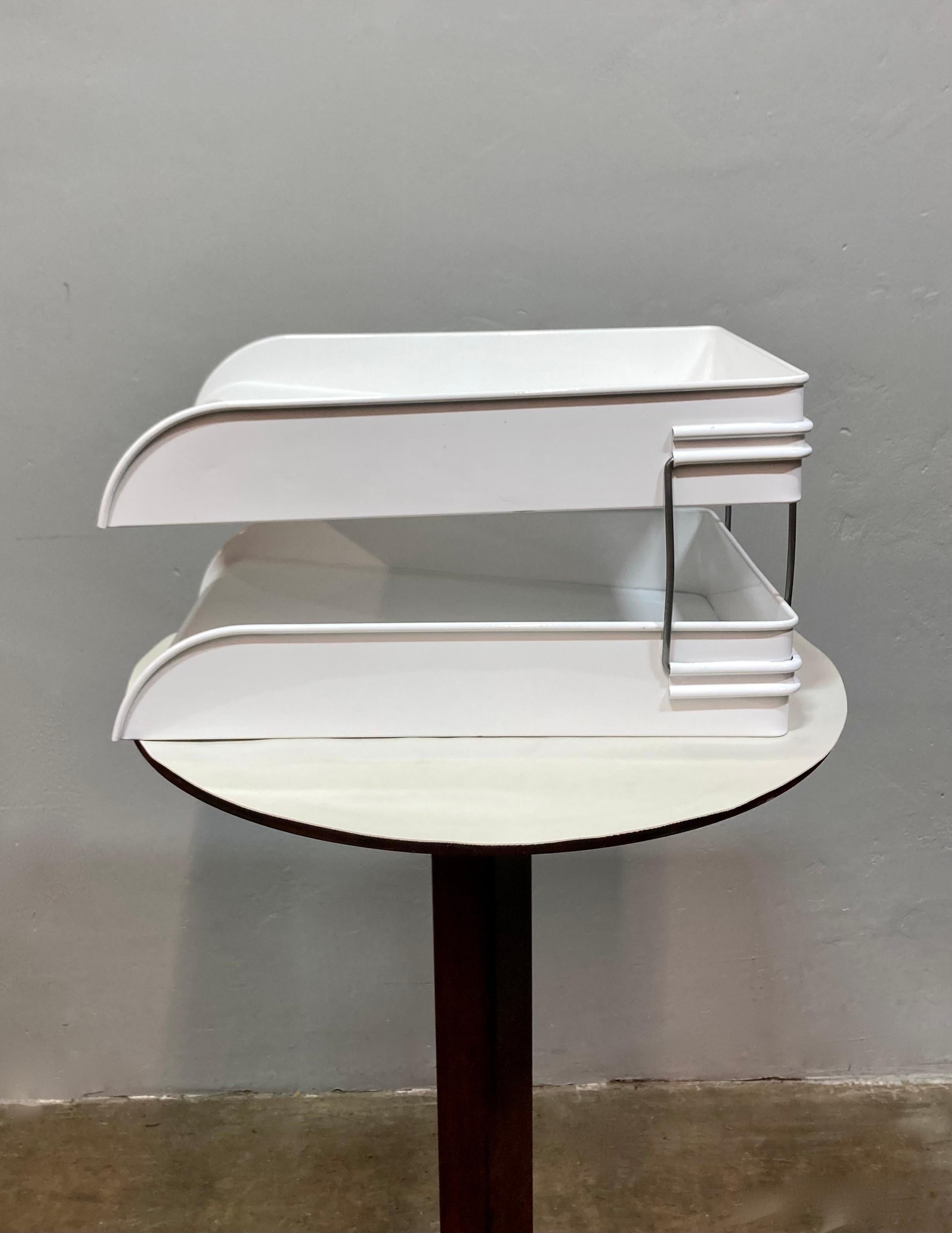 Vassoio per lettere Art Deco degli anni '30 rifinito con vernice a polvere bianca lucida (WH 12). Vassoio per la carta in acciaio verniciato a polvere con staffa in acciaio a contrasto. Questo insolito organizer a due livelli è caratterizzato da