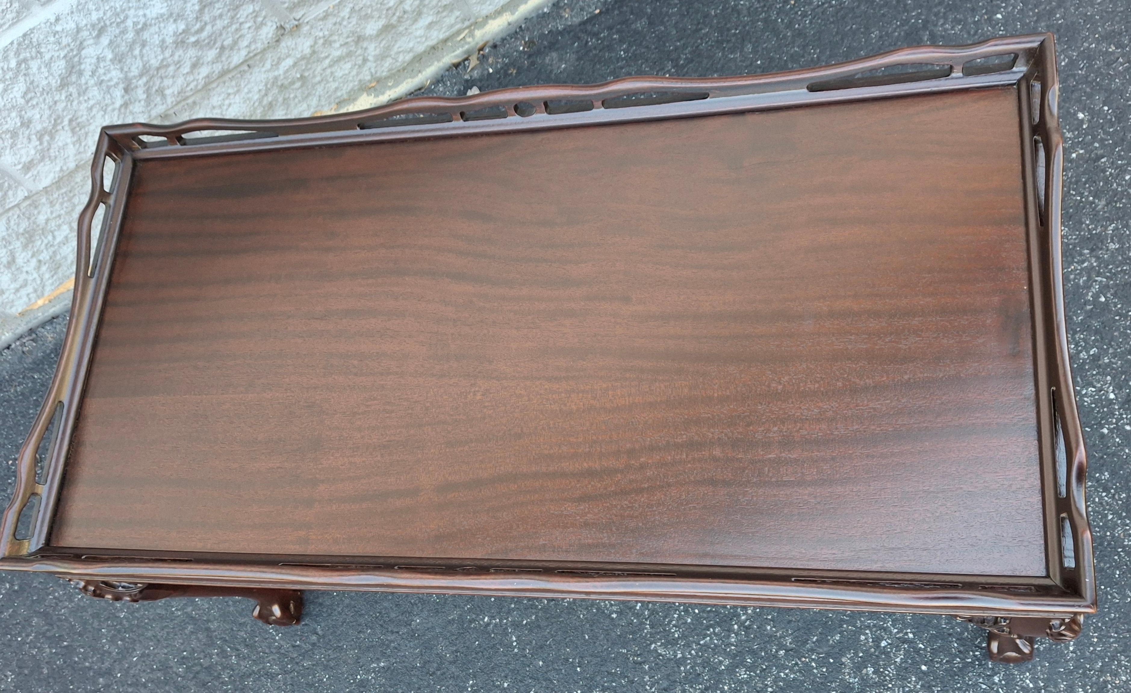 Style Chippendale, finition raffinée  Table basse à pieds Ball and Claw Gallery en acajou en vente 3