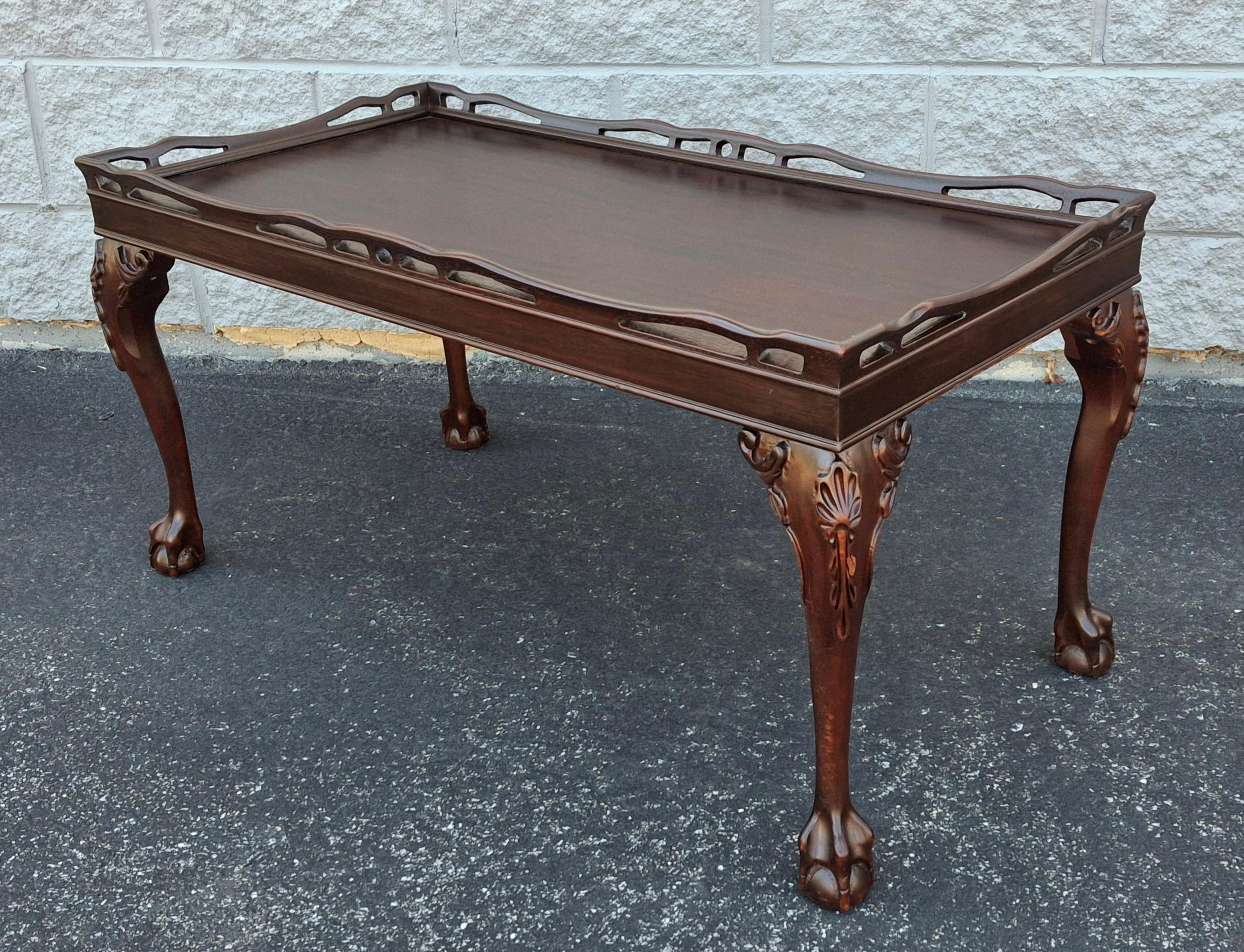 Style Chippendale, finition raffinée  Table basse à pieds Ball and Claw Gallery en acajou en vente 4