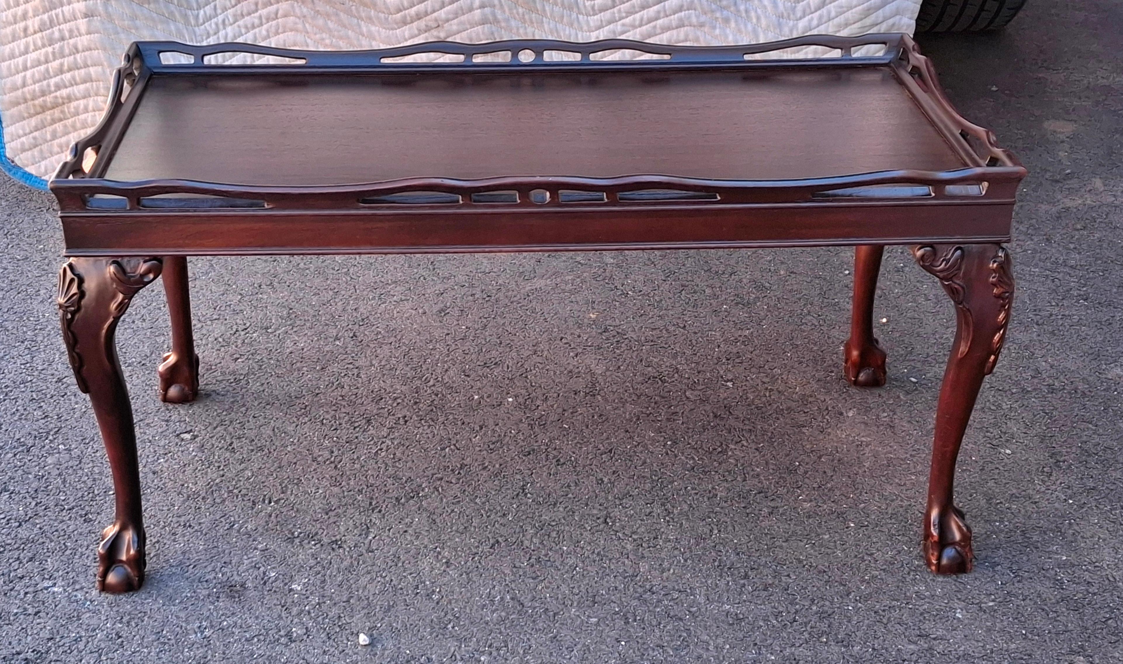 Style Chippendale, finition raffinée  Table basse à pieds Ball and Claw Gallery en acajou en vente 6