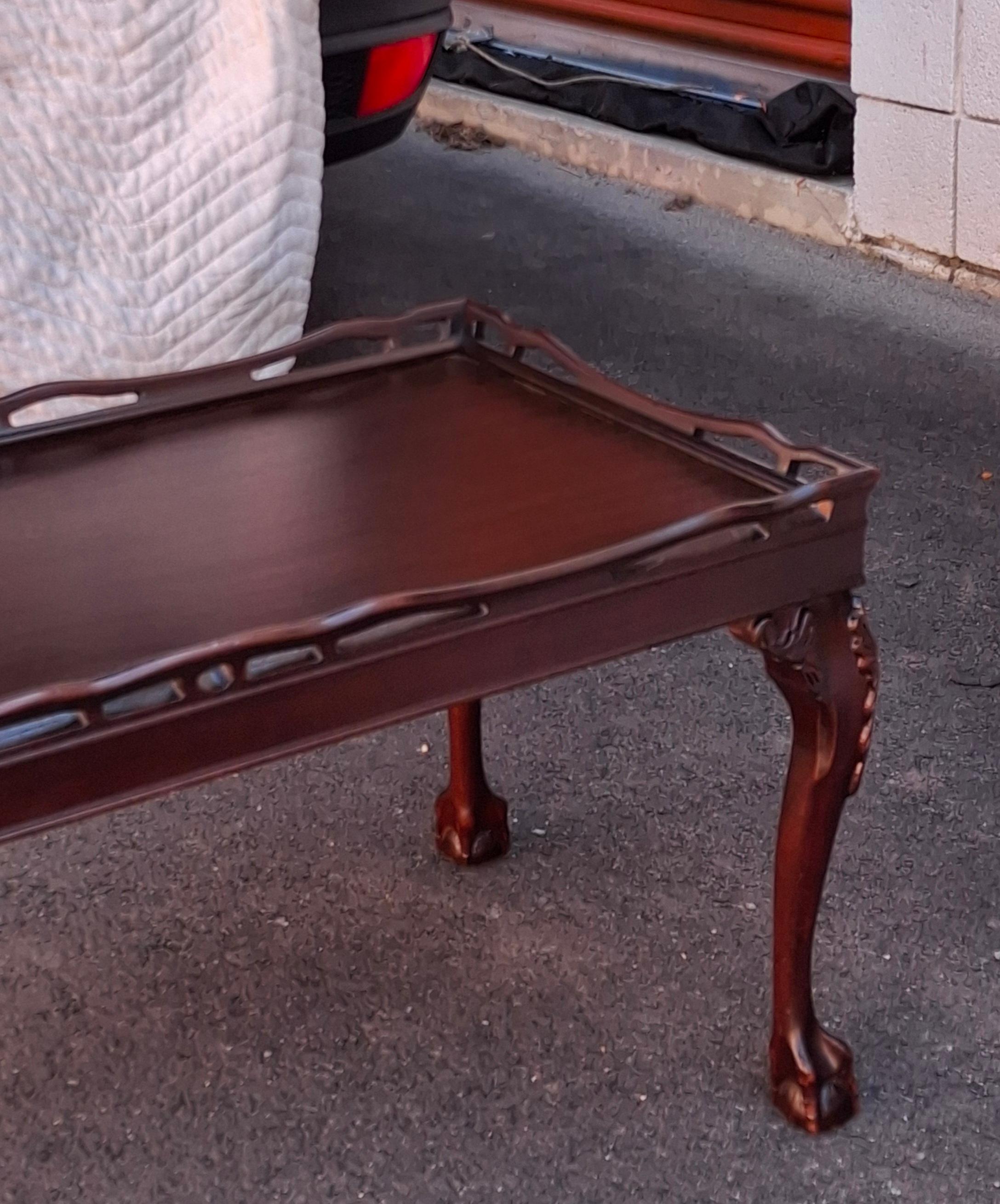 Style Chippendale, finition raffinée  Table basse à pieds Ball and Claw Gallery en acajou en vente 7