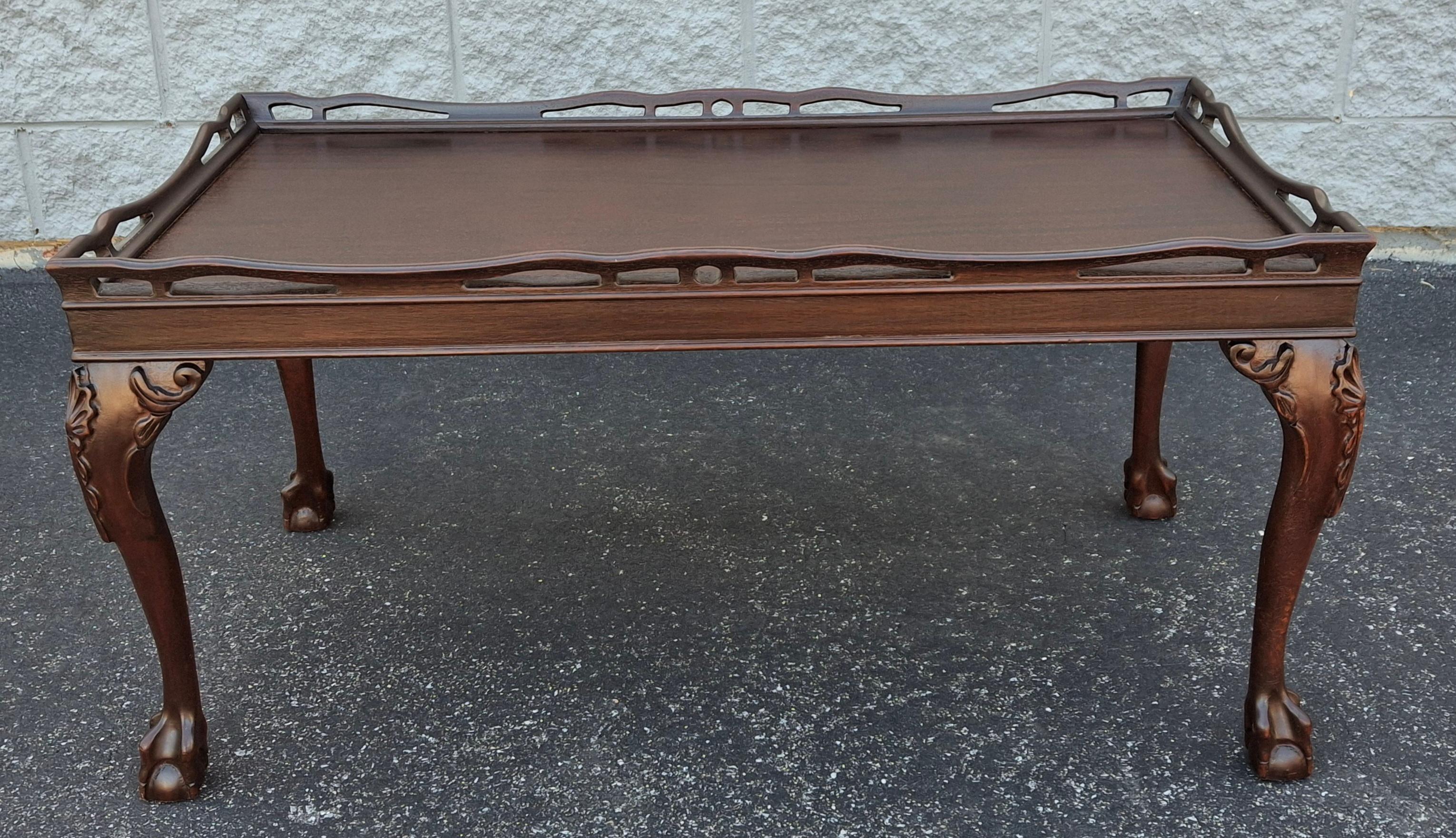 Américain Style Chippendale, finition raffinée  Table basse à pieds Ball and Claw Gallery en acajou en vente