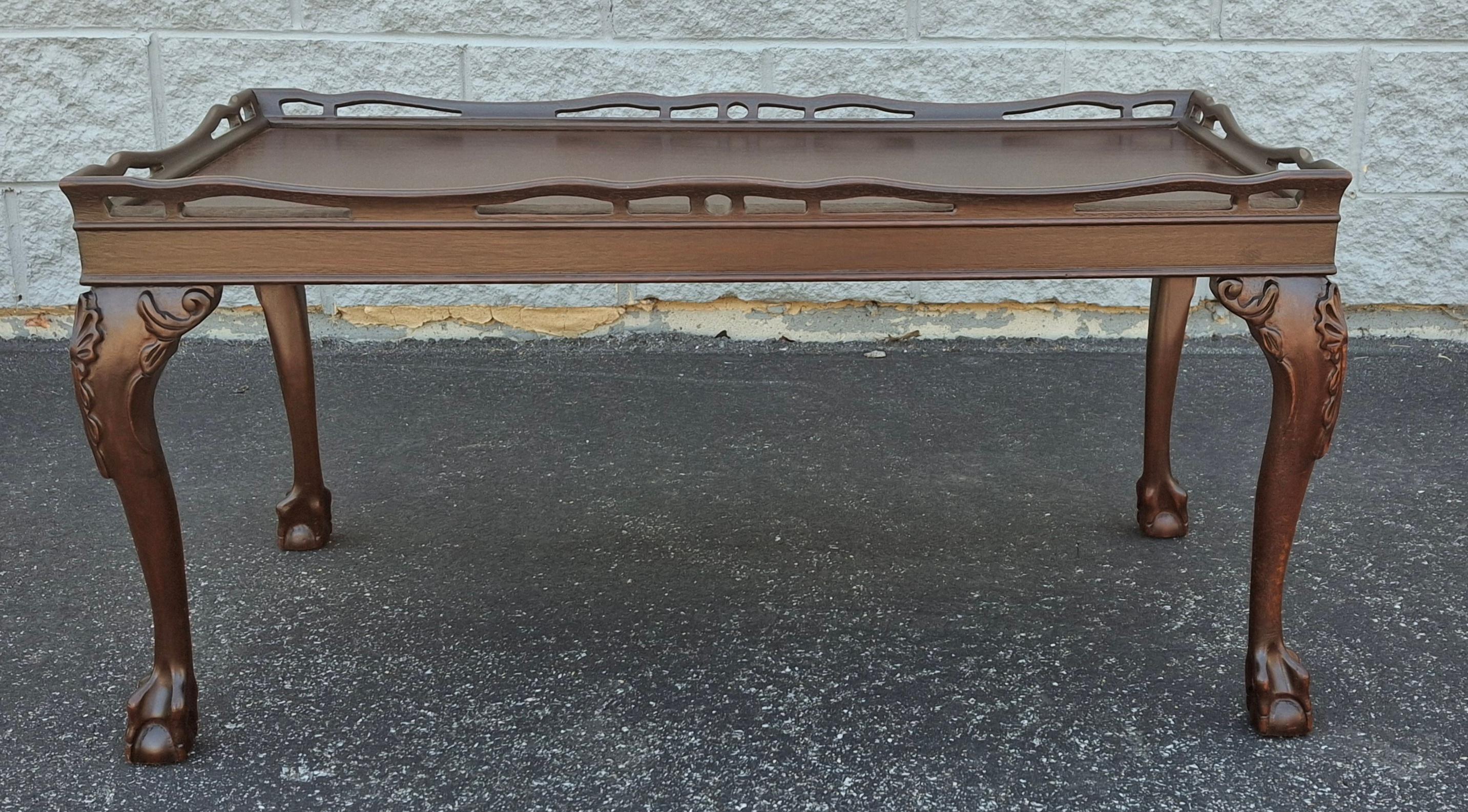 Tacheté Style Chippendale, finition raffinée  Table basse à pieds Ball and Claw Gallery en acajou en vente