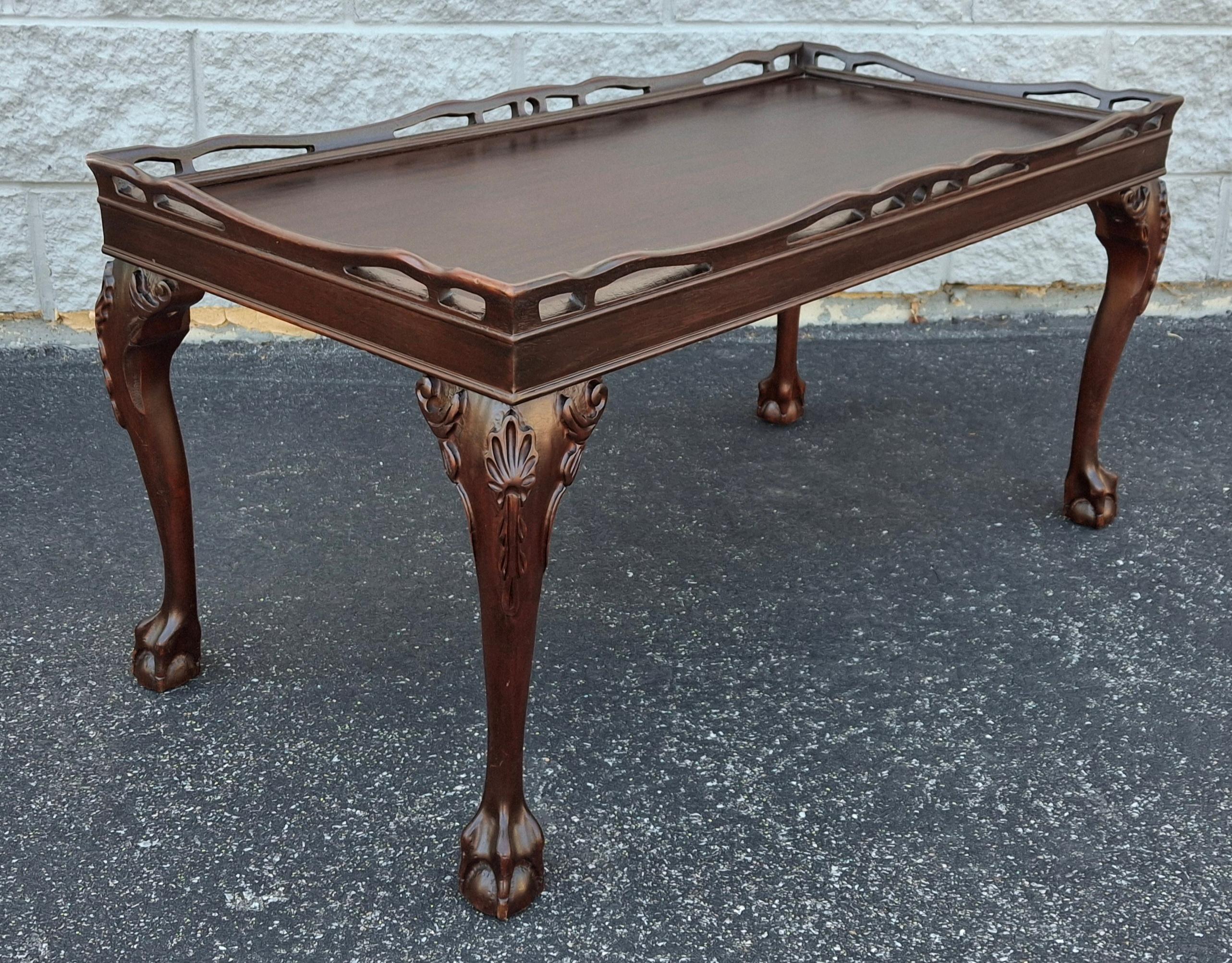 20ième siècle Style Chippendale, finition raffinée  Table basse à pieds Ball and Claw Gallery en acajou en vente